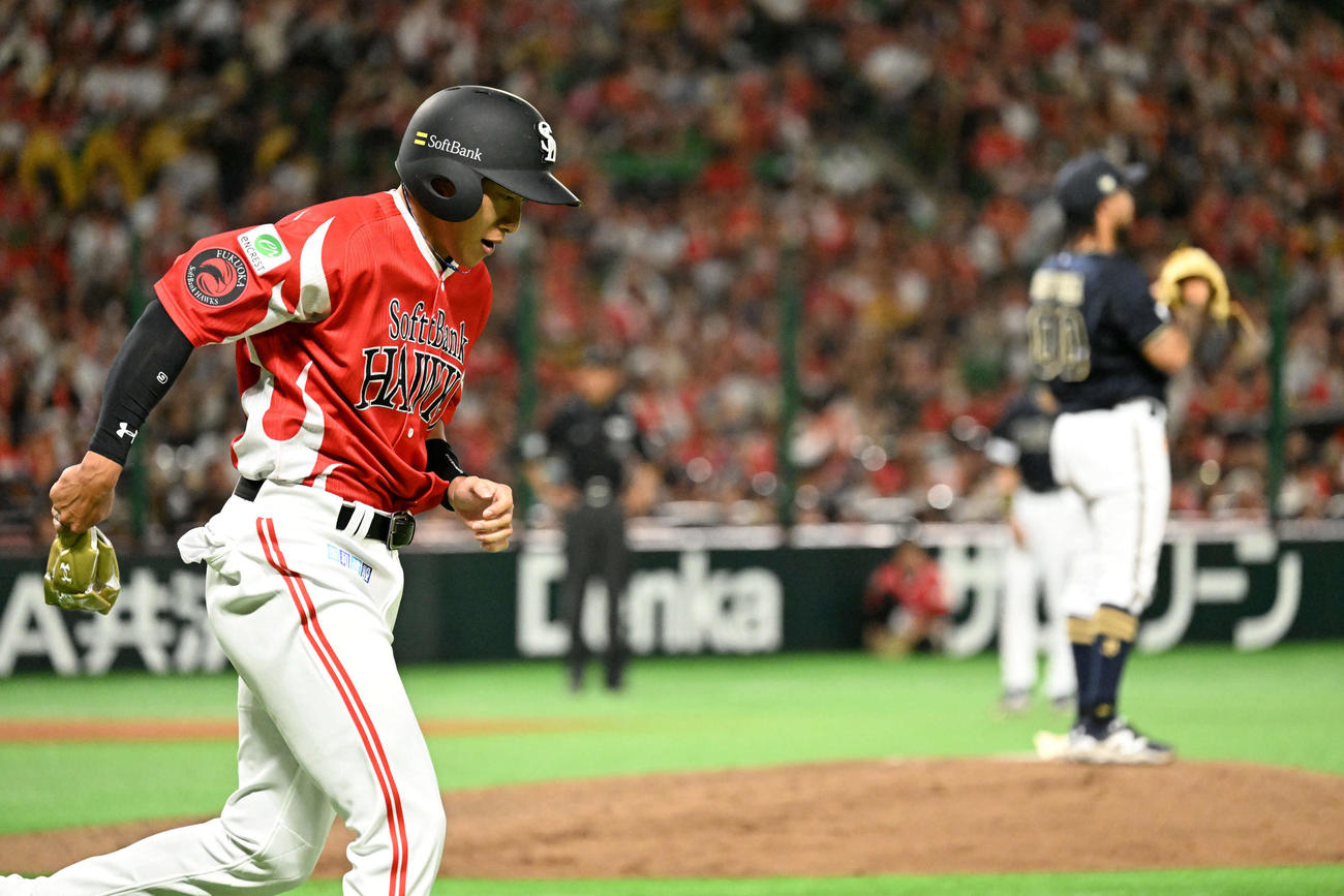 ソフトバンク対オリックス　5回裏ソフトバンク2死一、二塁、柳田（左）は四球を選ぶ（撮影・林敢治）