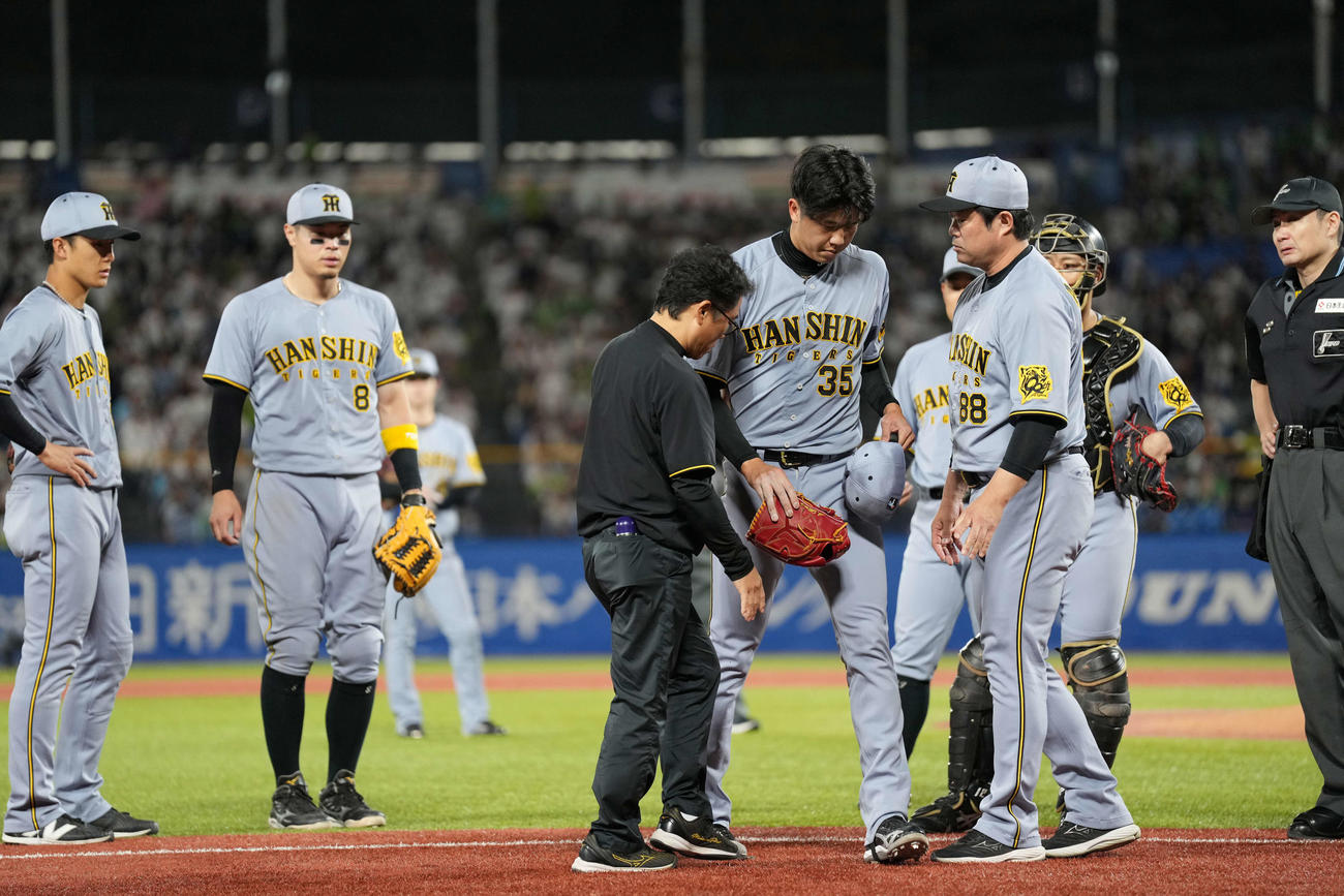 ヤクルト対阪神　6回、治療のためベンチに戻る才木（中央）（撮影・井上学）