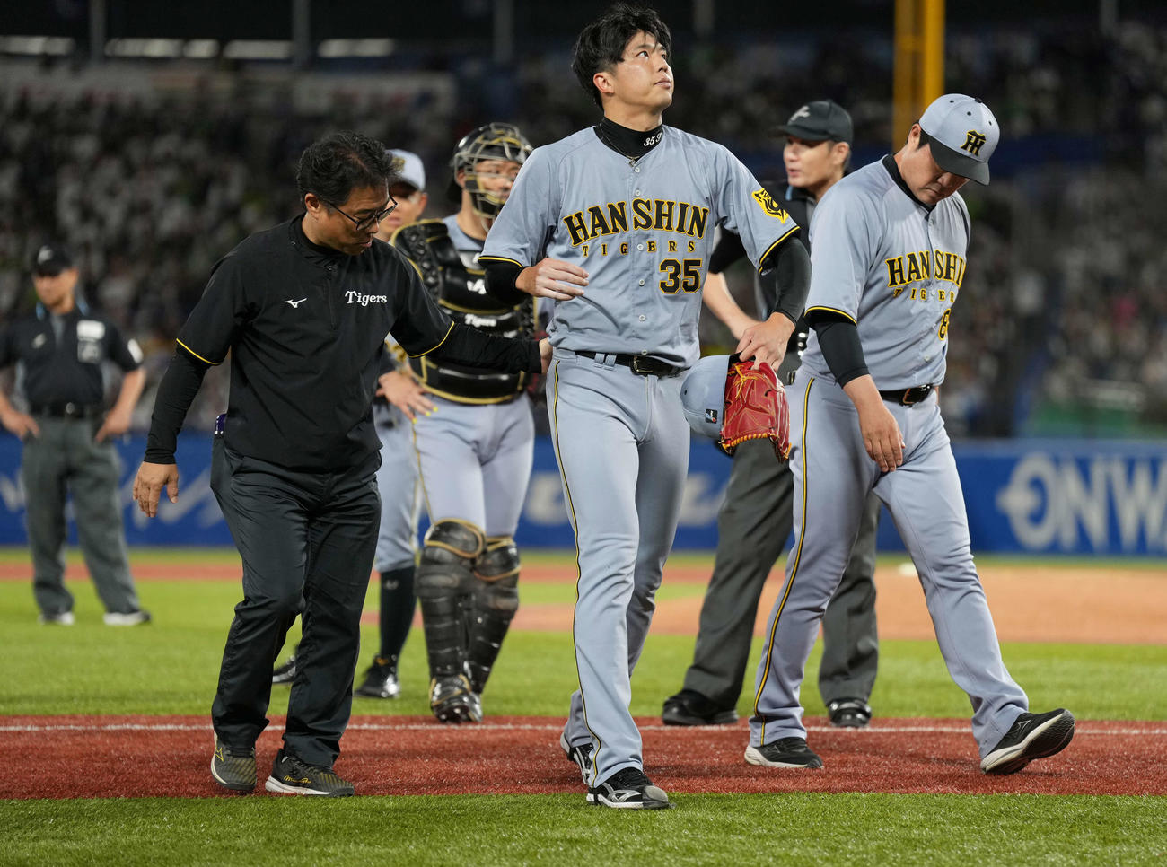 ヤクルト対阪神　6回、治療のためベンチに戻る才木（中央）（撮影・井上学）