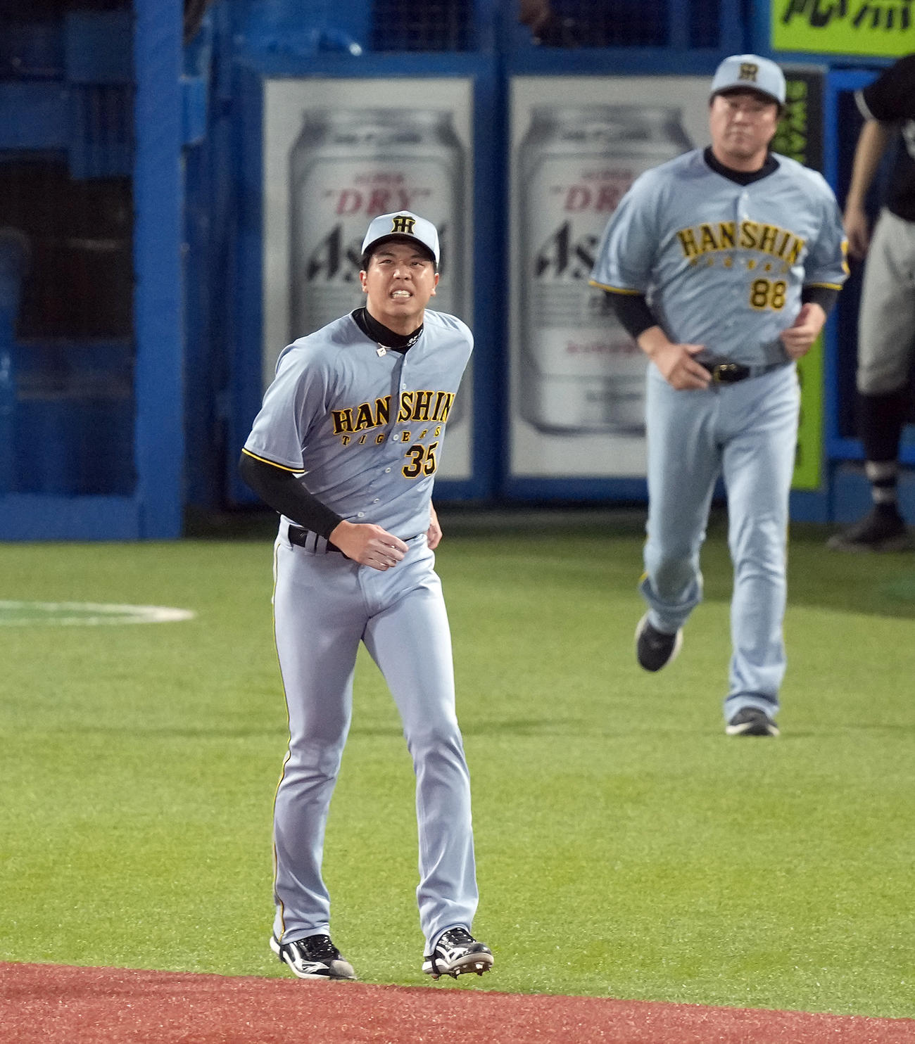 ヤクルト対阪神　6回裏ヤクルト無死二塁、北村恵の打球が足に当たり痛がる才木（撮影・たえ見朱実）