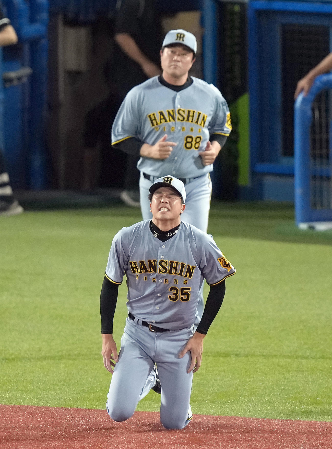 ヤクルト対阪神　6回裏ヤクルト無死二塁、北村恵の打球が足に当たり痛がる才木（撮影・たえ見朱実）