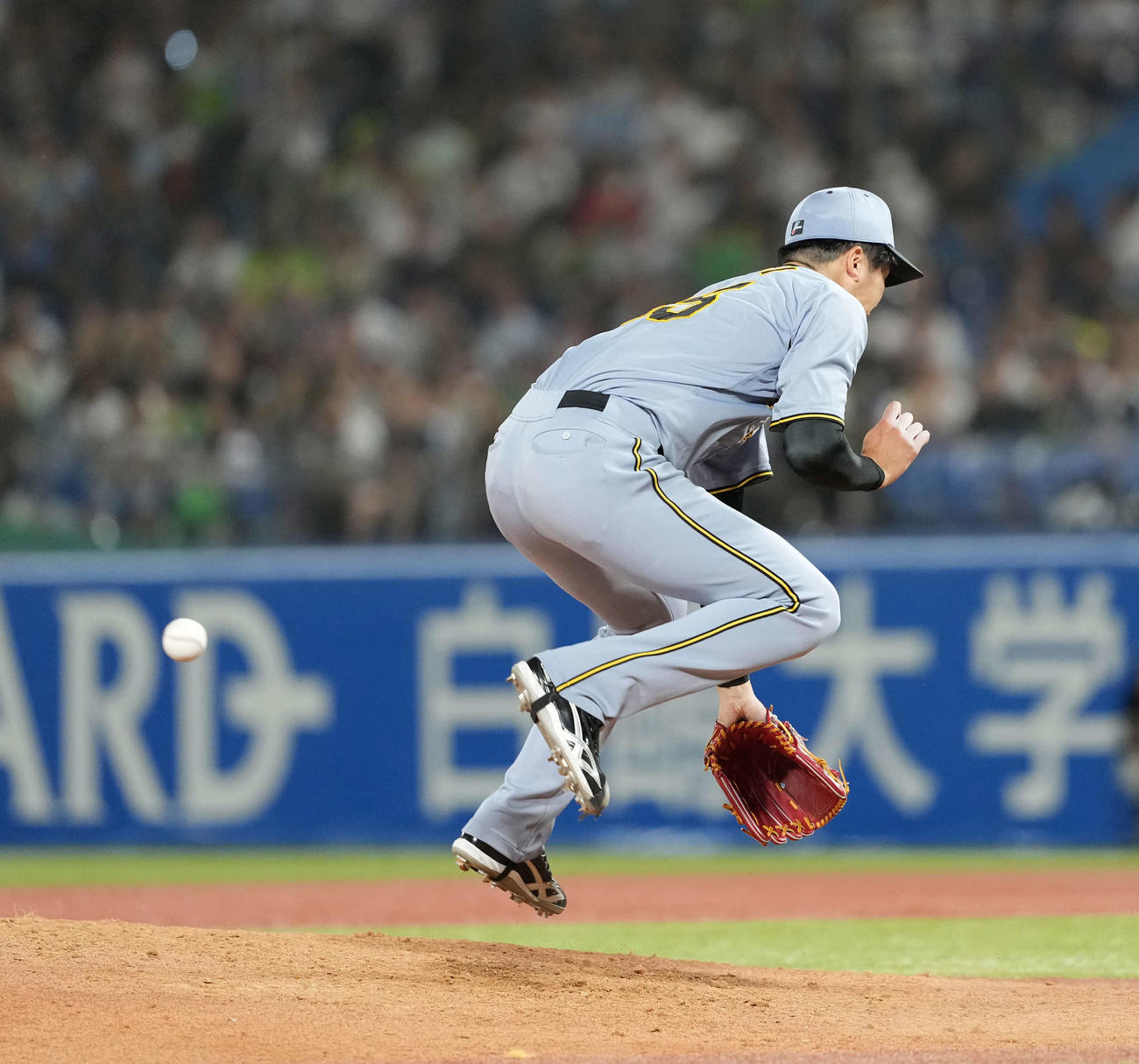 ヤクルト対阪神　6回裏ヤクルト無死二塁、北村恵吾の打球を受ける才木（撮影・井上学）