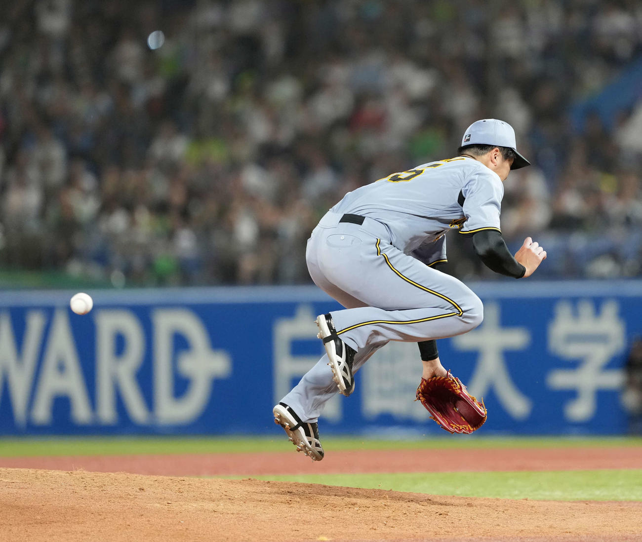 ヤクルト対阪神　6回裏ヤクルト無死二塁、北村恵吾の打球を受ける才木（撮影・井上学）