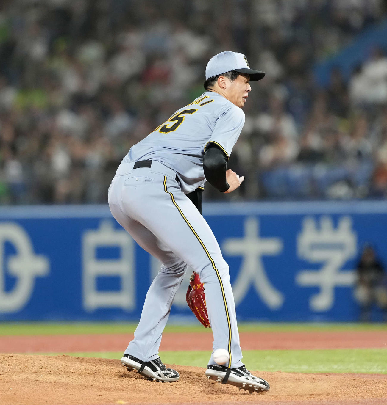 ヤクルト対阪神　6回裏ヤクルト無死二塁、北村恵吾の打球を受ける才木（撮影・井上学）