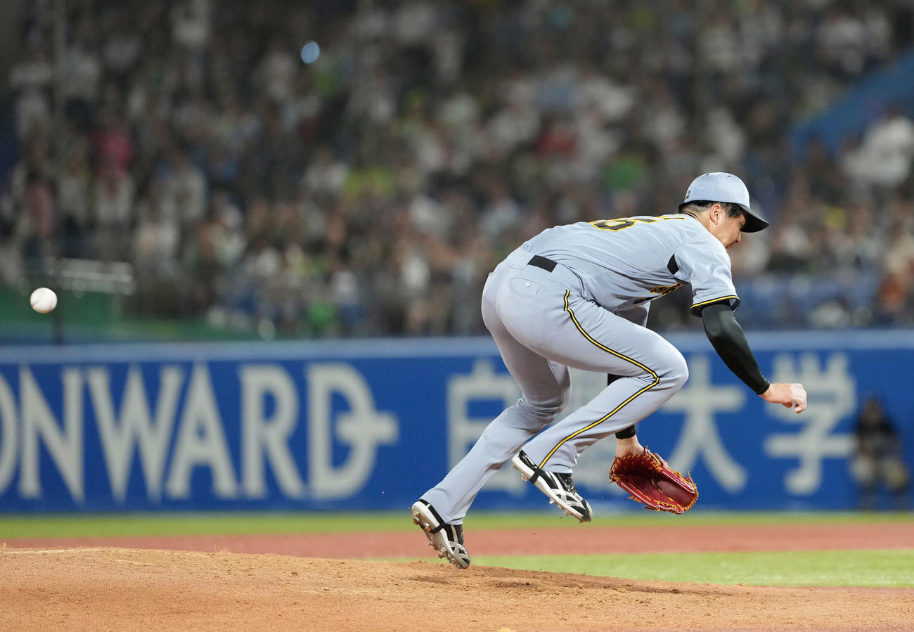 ヤクルト対阪神　6回裏ヤクルト無死二塁、北村恵吾の打球を受ける才木（撮影・井上学）