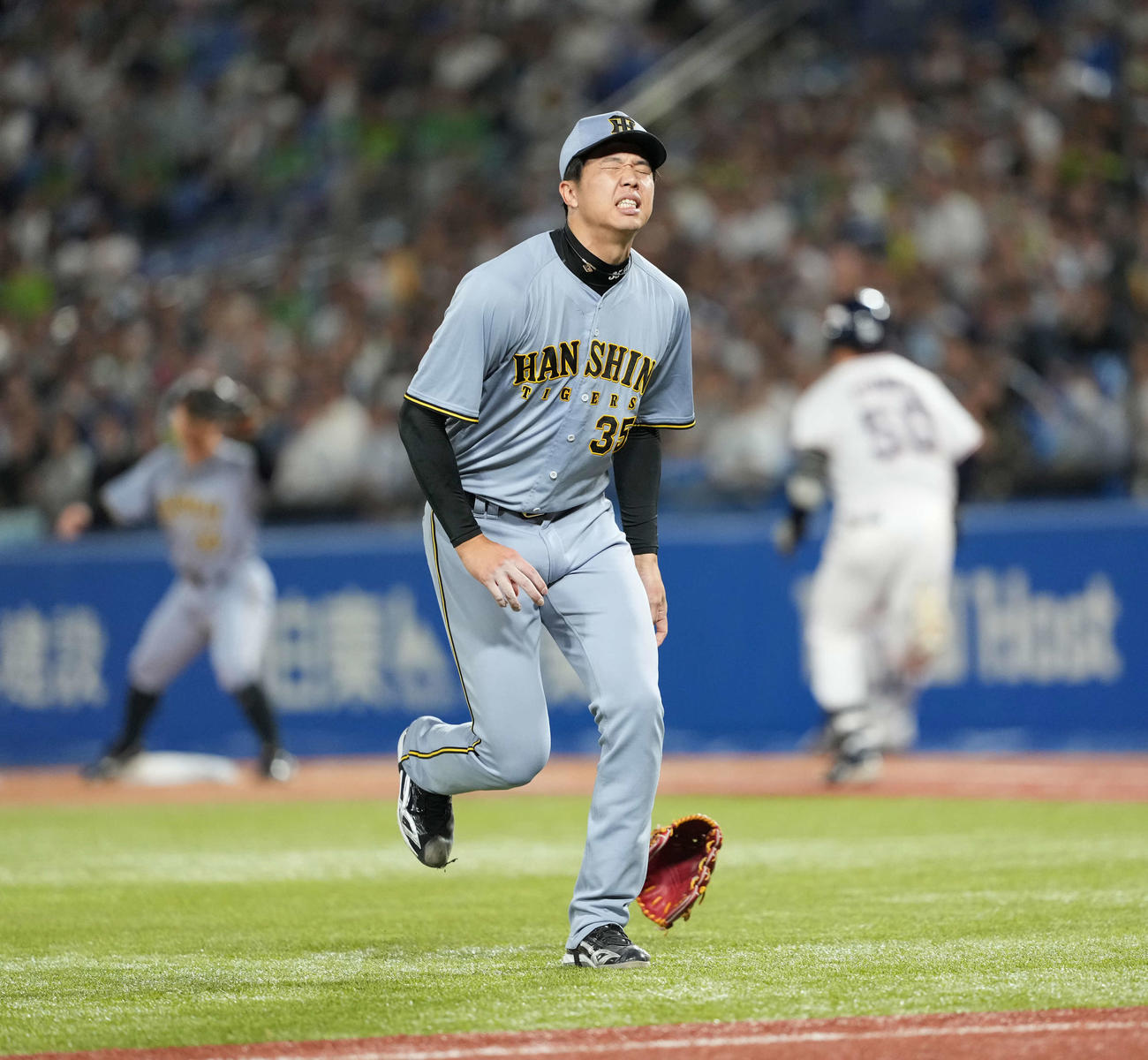 ヤクルト対阪神　6回裏ヤクルト無死二塁、北村恵吾の打球を受ける才木（撮影・井上学）