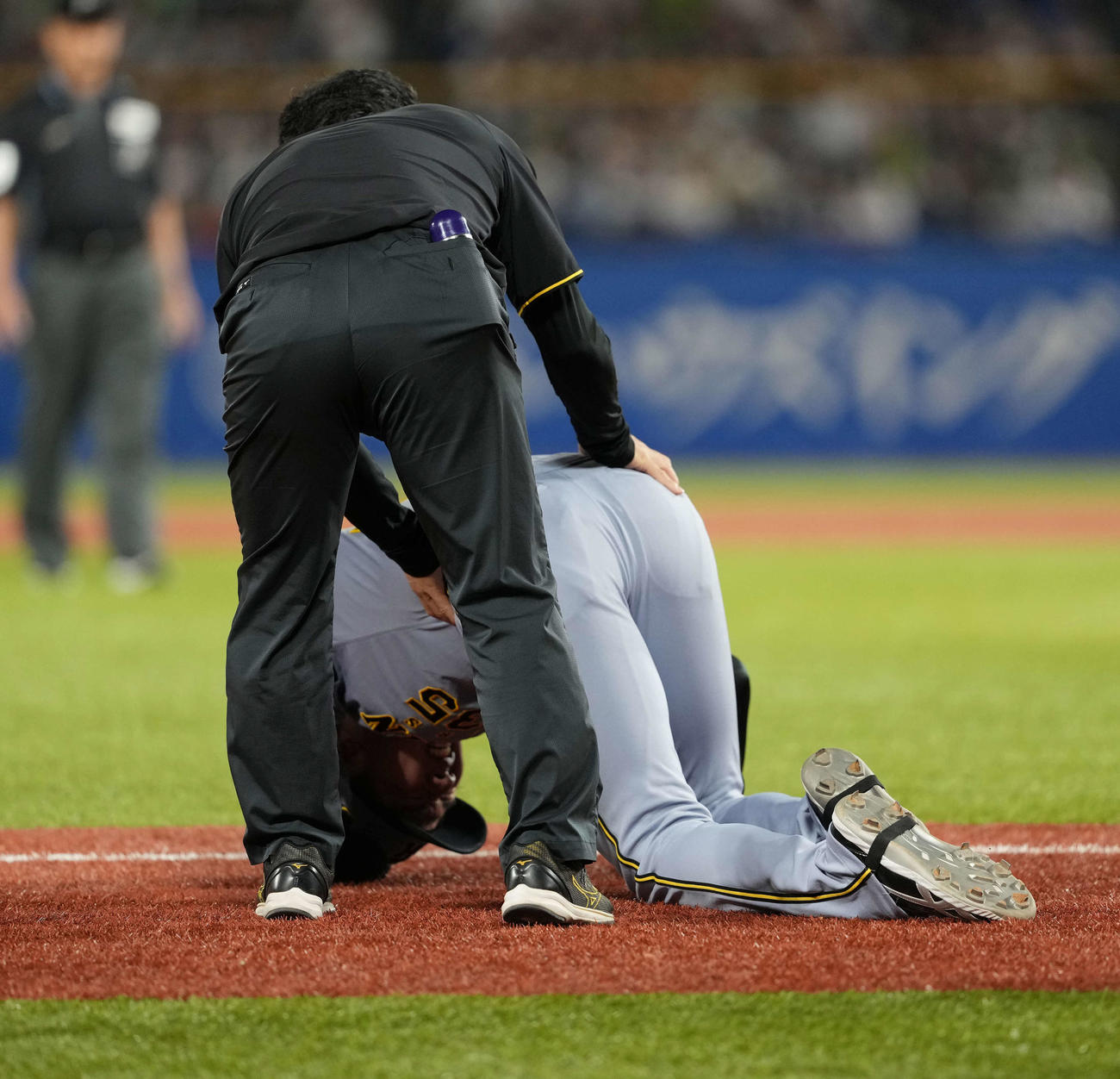 ヤクルト対阪神　6回裏ヤクルト無死二塁、北村恵吾の打球を受ける才木（撮影・井上学）