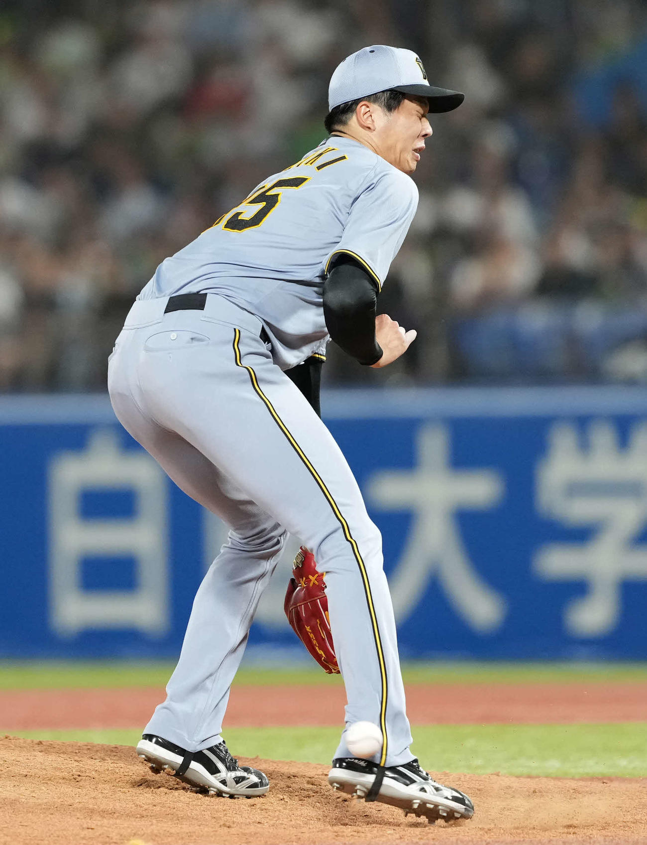 ヤクルト対阪神　6回裏ヤクルト無死二塁、北村恵吾の打球を受ける才木（撮影・井上学）