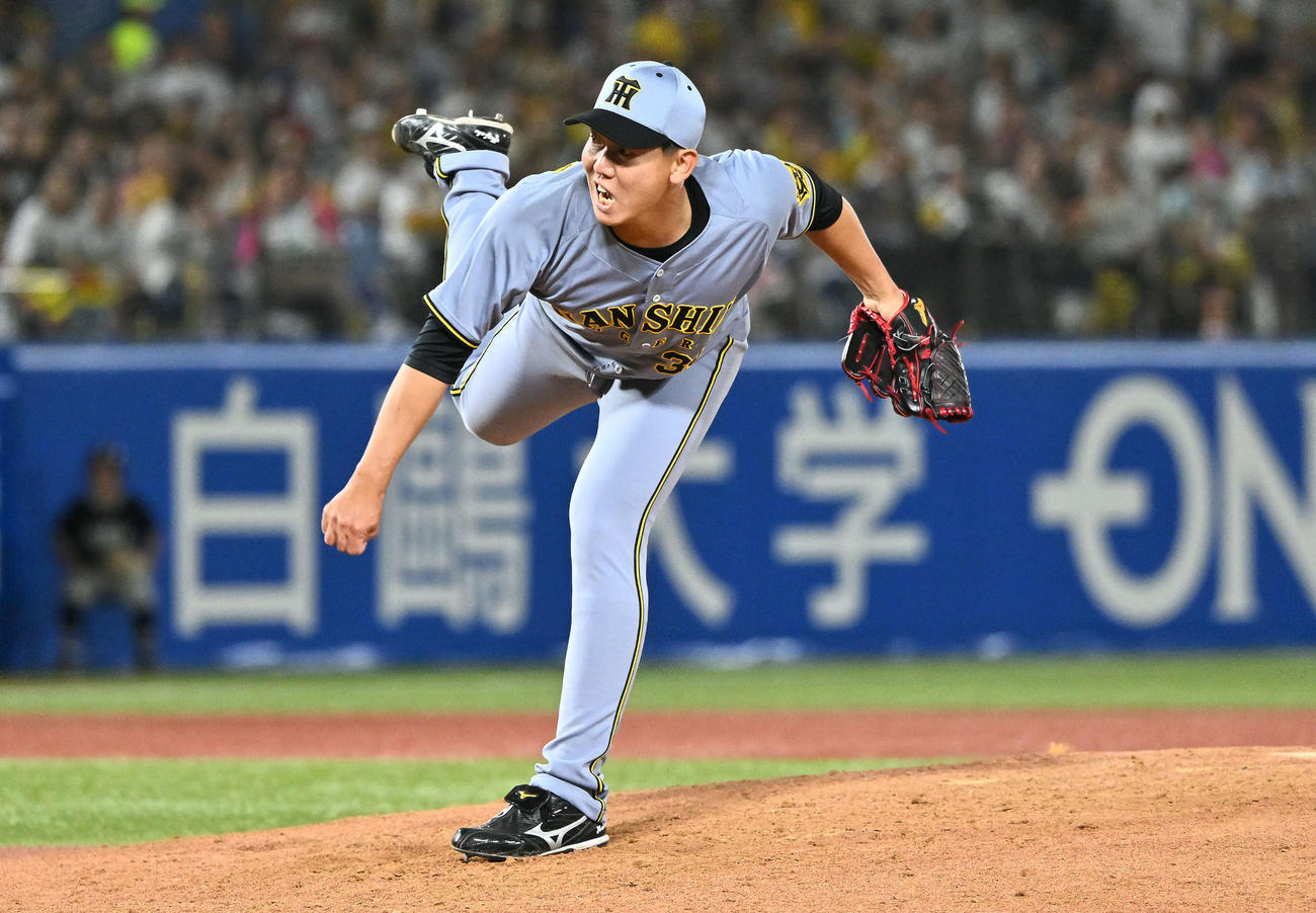 ヤクルト対阪神　6回裏途中から阪神2番手で登板する畠（撮影・滝沢徹郎）