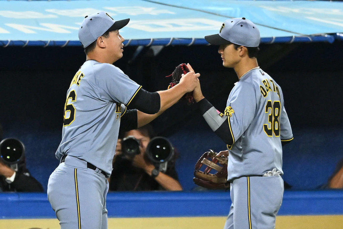 ヤクルト対阪神　6回裏ヤクルト2死三塁、山田を遊ゴロに打ち取った畠（左）はナインとタッチを交わす（撮影・滝沢徹郎）