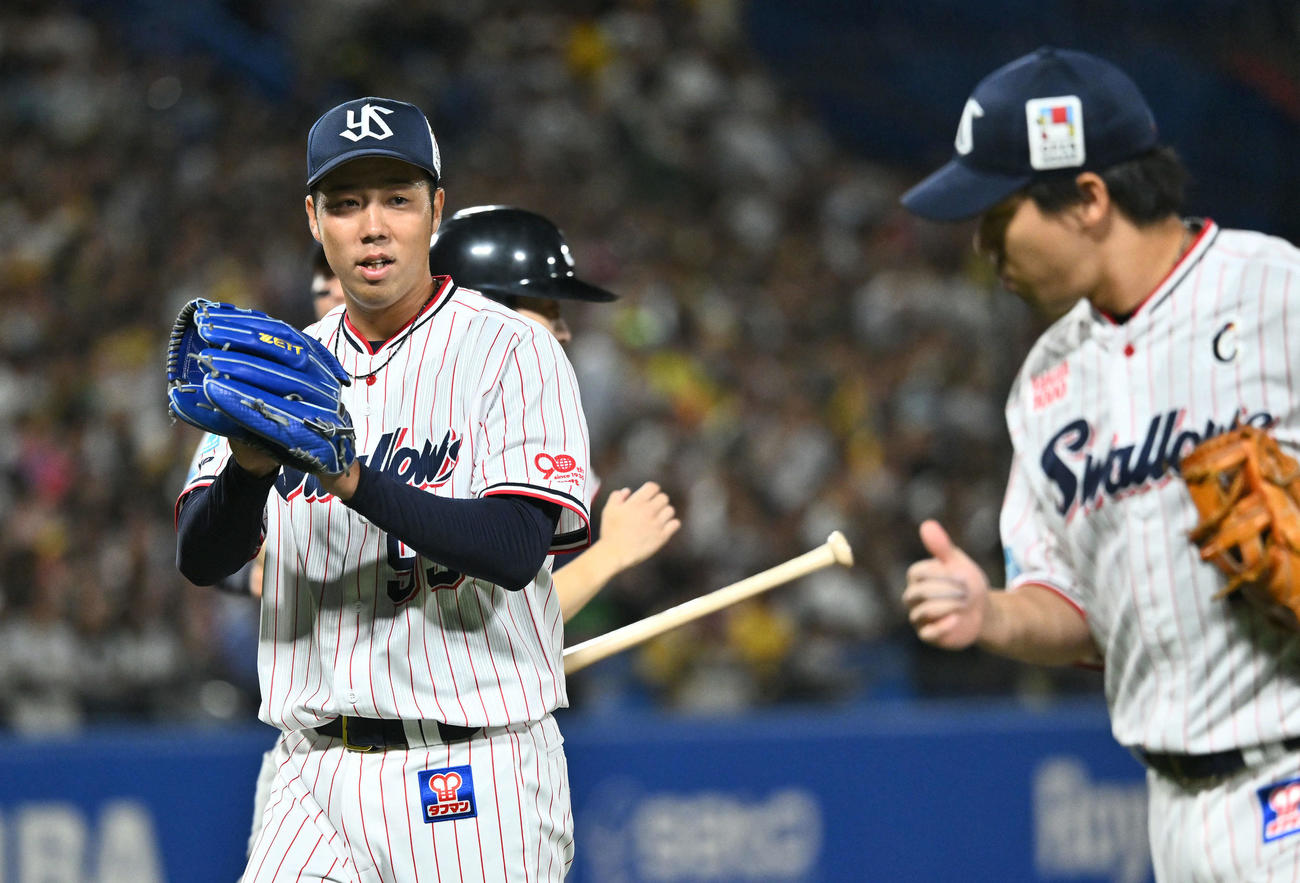 ヤクルト対阪神　5回表、好守を見せたヤクルト山田（手前）に拍手を送る青柳（撮影・滝沢徹郎）
