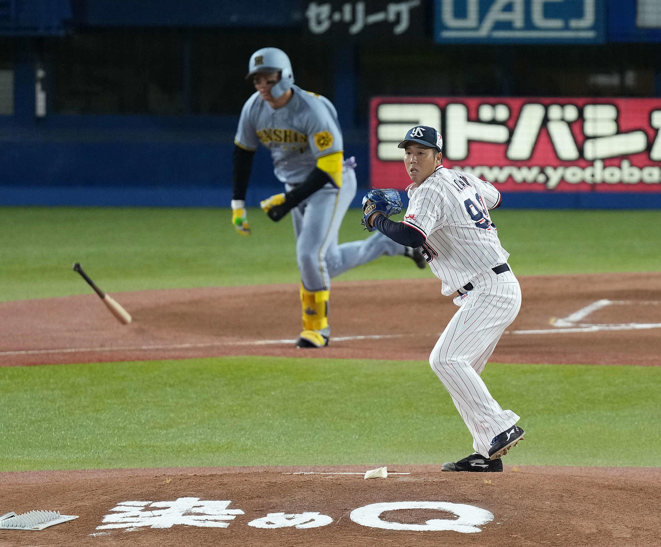 ヤクルト対阪神　1回表阪神1死一塁、森下を投併殺に打ち取る青柳（撮影・たえ見朱実）