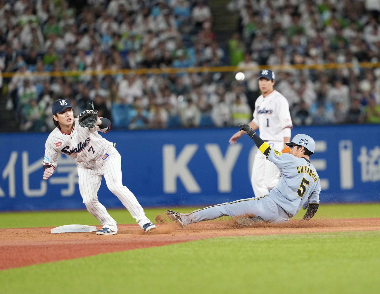 ヤクルト対阪神　7回表阪神2死一、三塁、通算200盗塁となる二塁盗塁を決める近本（撮影・井上学）