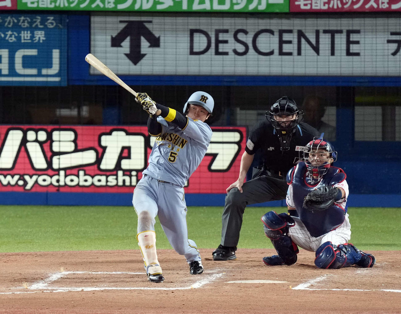 ヤクルト対阪神　7回表阪神2死一塁、右前打を放つ近本（撮影・たえ見朱実）