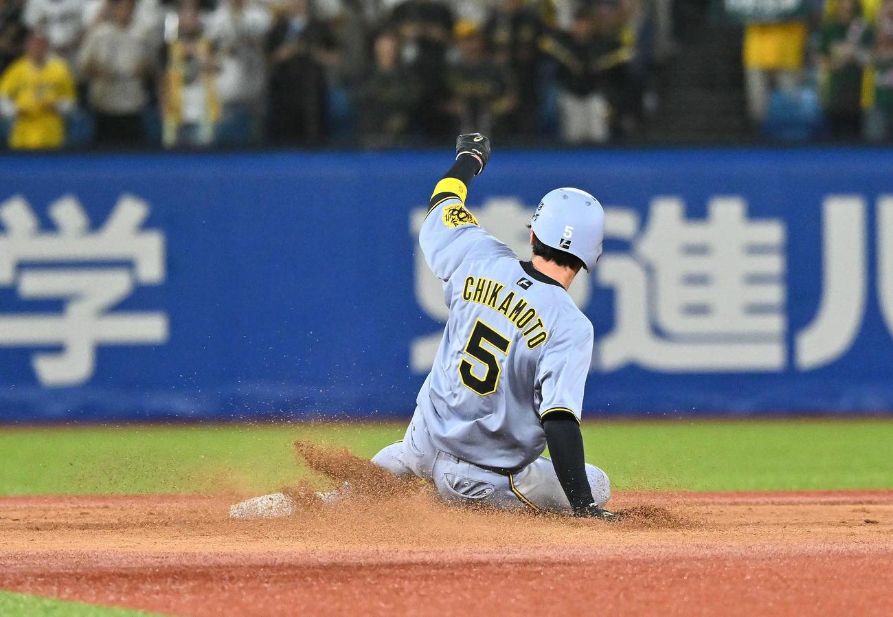 ヤクルト対阪神　7回表阪神2死一、三塁、通算200盗塁となる二塁盗塁を決める一塁走者近本（撮影・滝沢徹郎）