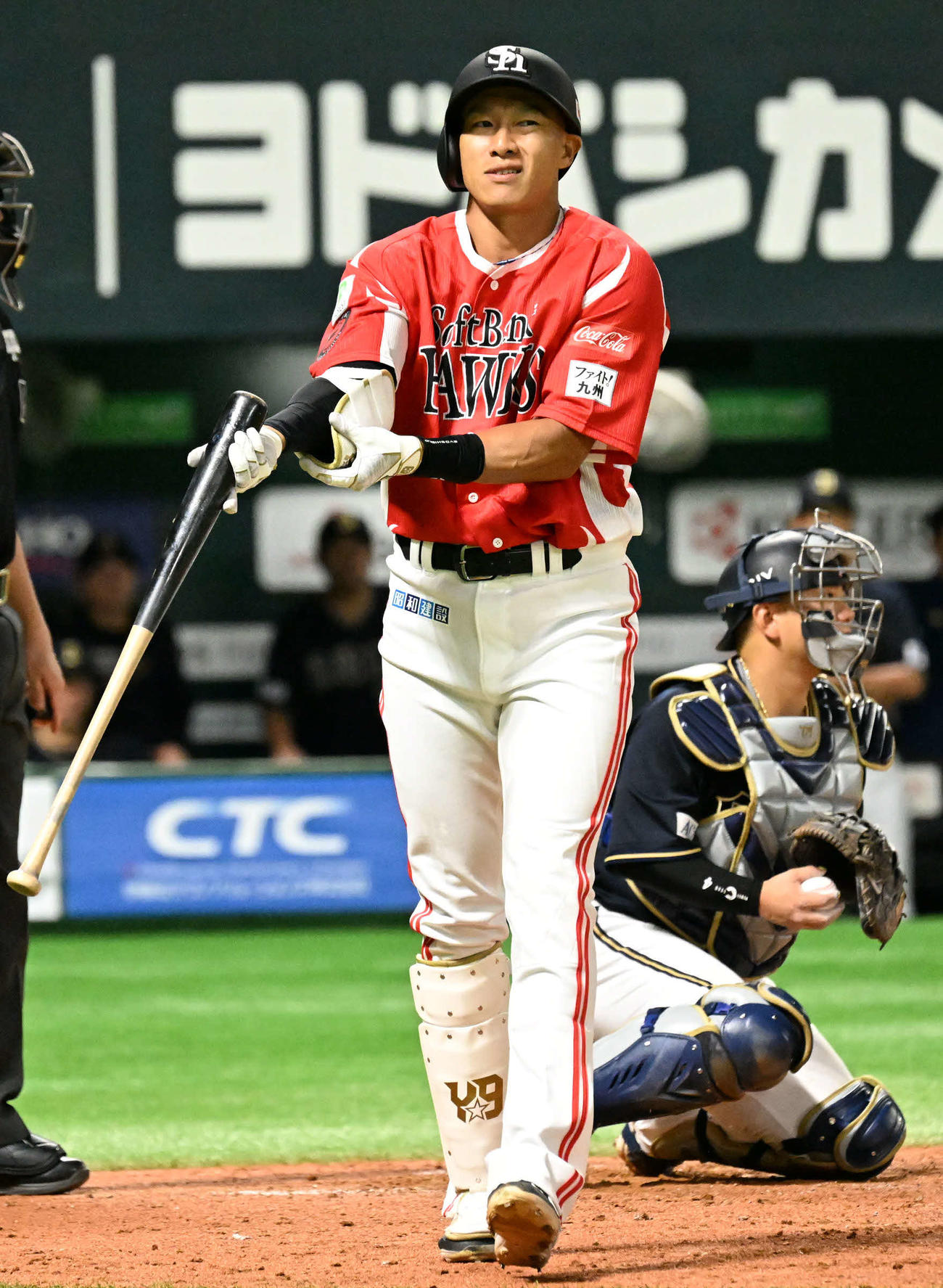 ソフトバンク対オリックス　5回裏ソフトバンク2死一、二塁、柳田（左）は四球を選ぶ（撮影・林敢治）