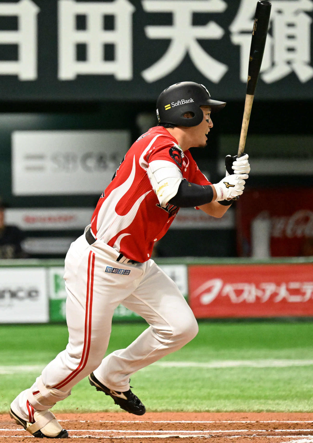 ソフトバンク対オリックス　6回裏ソフトバンク1死一塁、栗原は中前安打を放つ（撮影・林敢治）