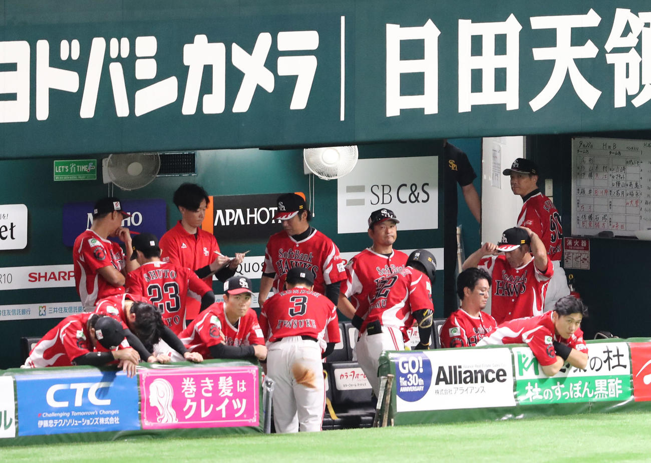 ソフトバンク対オリックス　オリックスに連敗しベンチ裏に引きあげるソフトバンクの小久保監督（撮影・梅根麻紀）