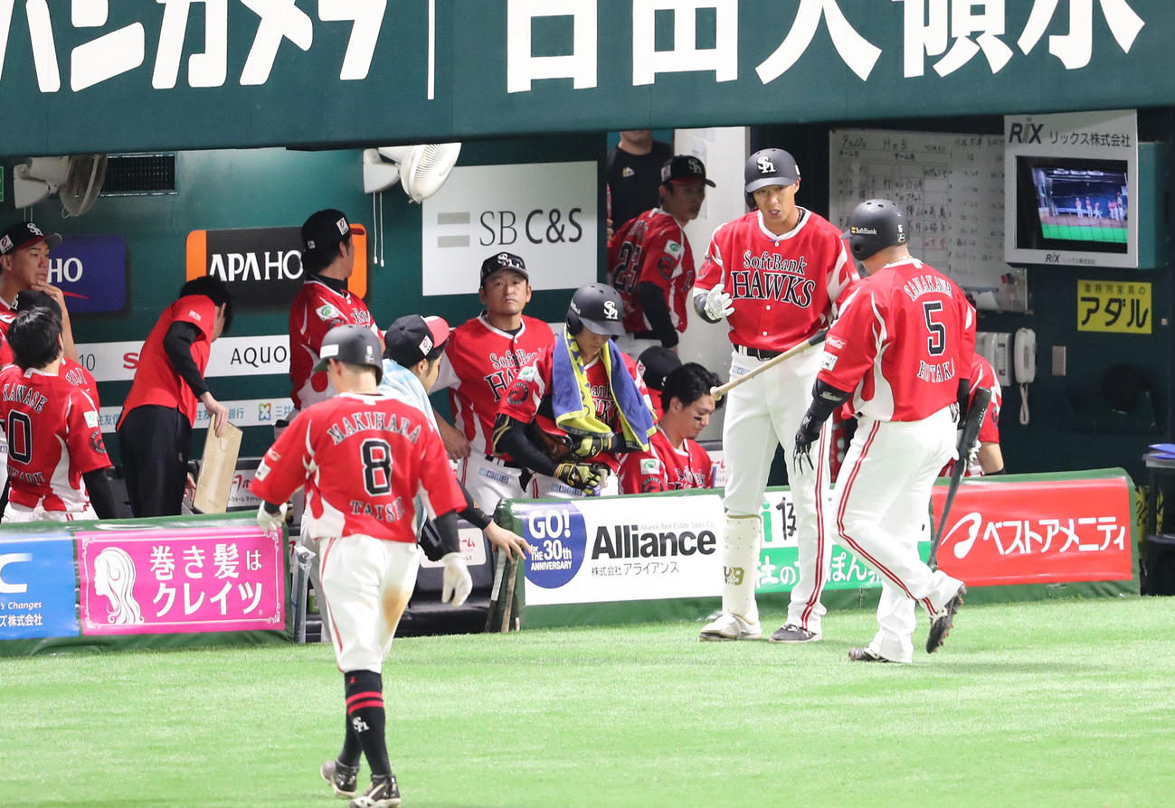 ソフトバンク対オリックス　9回裏ソフトバンク2死二塁、空振りの三振に終わった山川に声をかける柳田（撮影・梅根麻紀）