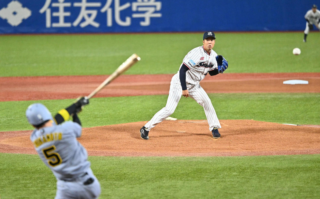 ヤクルト対阪神　1回表阪神無死、青柳は近本を一直に打ち取る（撮影・滝沢徹郎）