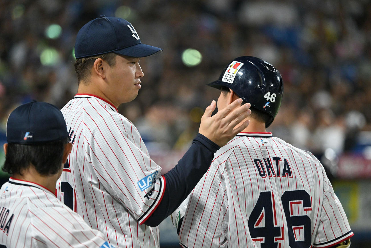 ヤクルト対阪神　5回裏ヤクルト1死二、三塁、犠飛を放った太田（右）を迎える村上（撮影・滝沢徹郎）