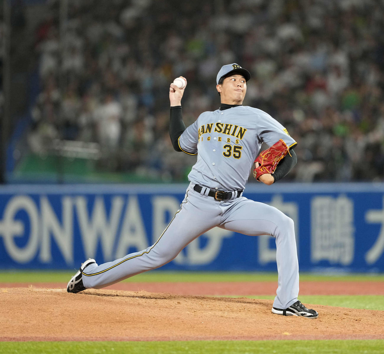 ヤクルト対阪神　6回、治療後、投球練習するも降板する才木（撮影・井上学）