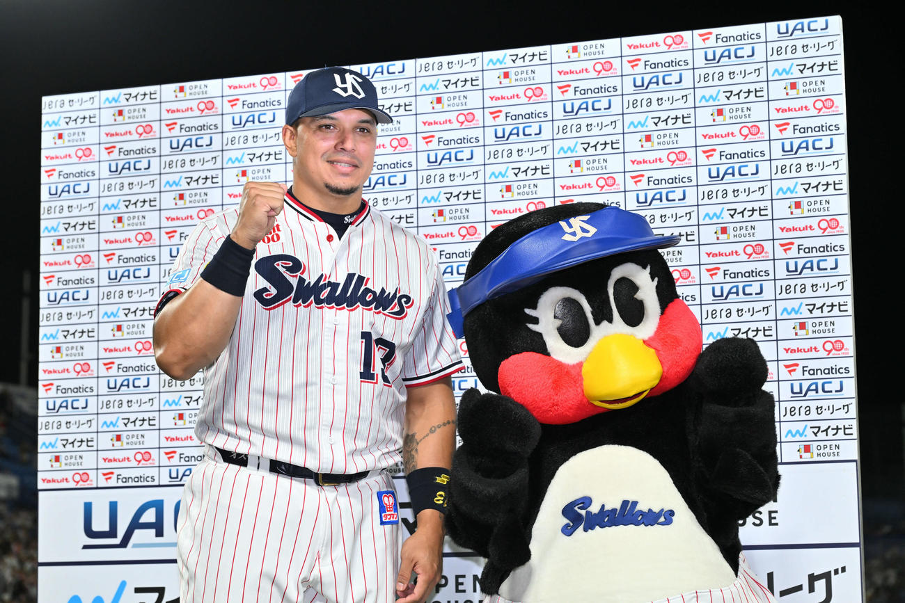 ヤクルト対阪神　ヒーローインタビューを終えポーズを決めるヤクルト・オスナ（撮影・滝沢徹郎）