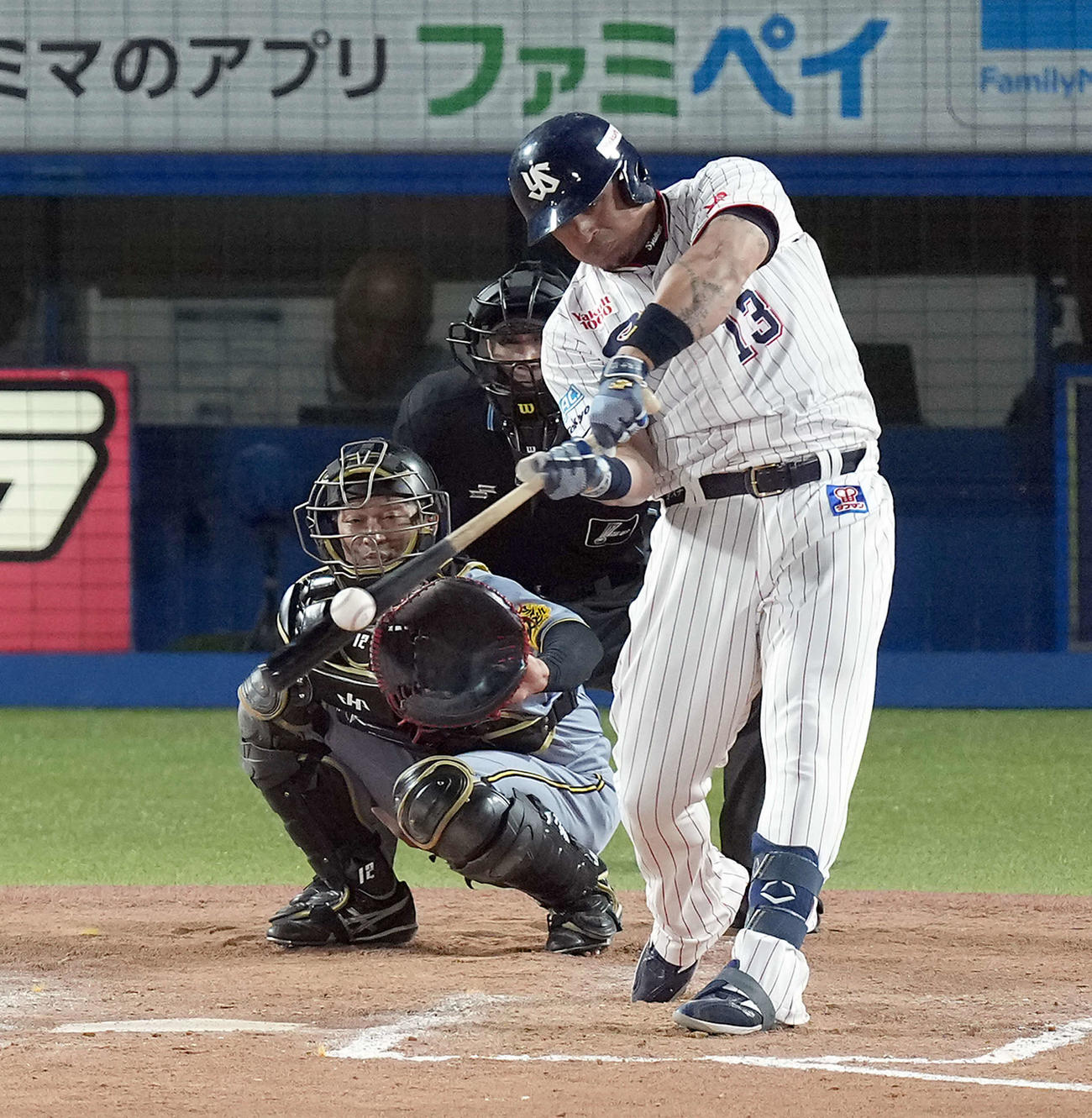 ヤクルト対阪神　8回うらヤクルト2死、勝ち越しのソロ本塁打を放つオスナ（撮影・たえ見朱実）