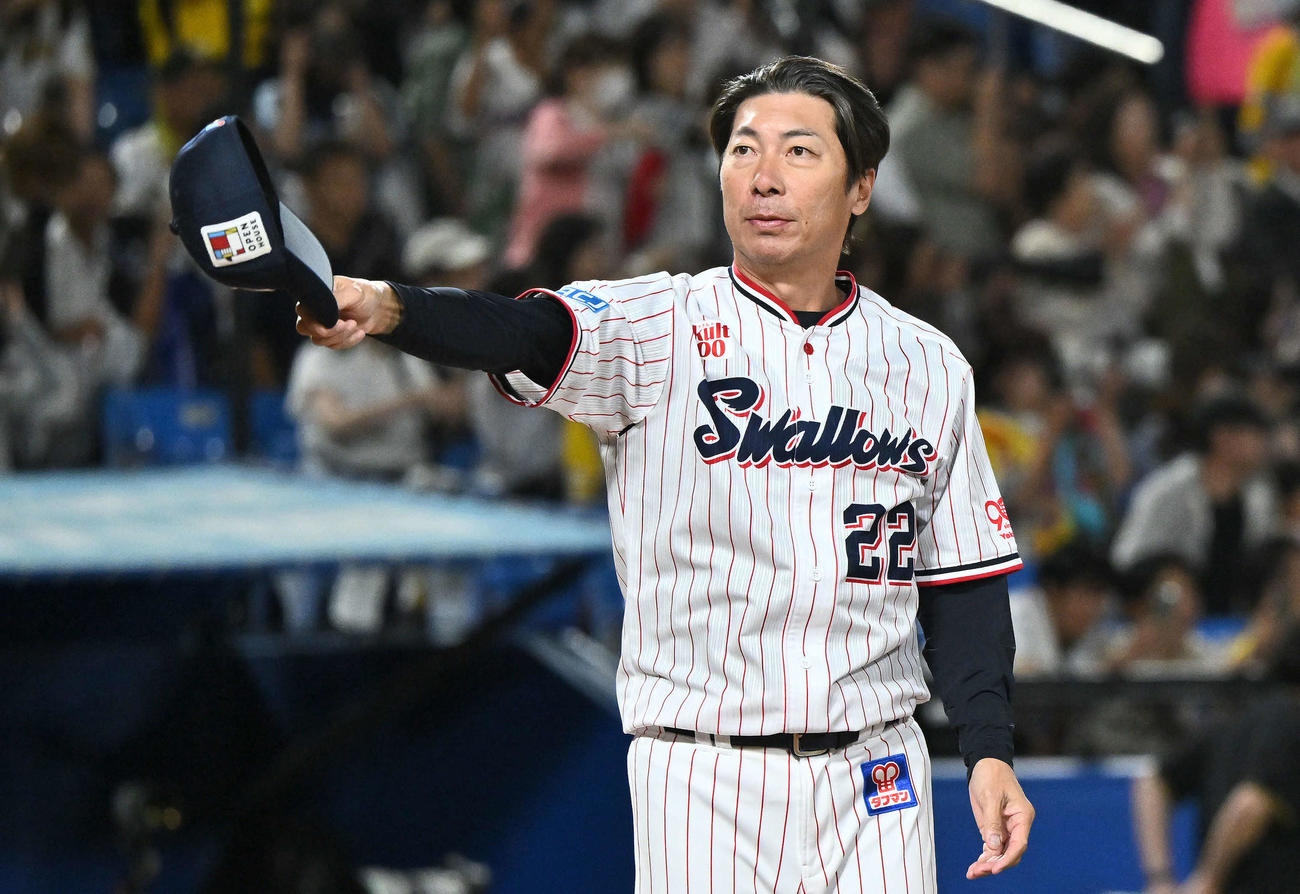 ヤクルト対阪神　試合後、ファンにあいさつするヤクルト高津監督（撮影・滝沢徹郎）