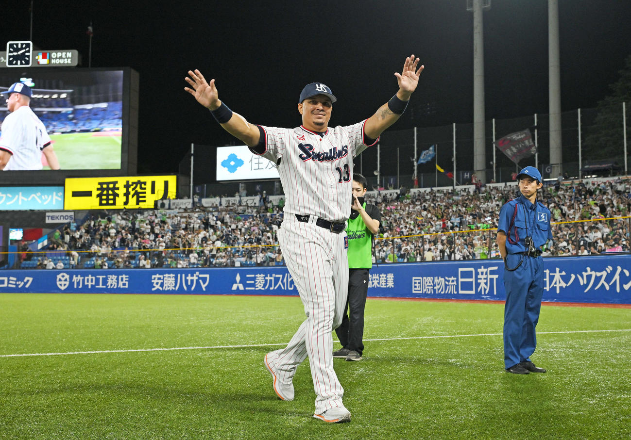ヤクルト対阪神　試合後、ファンの声援に応じるヤクルト・オスナ（撮影・滝沢徹郎）