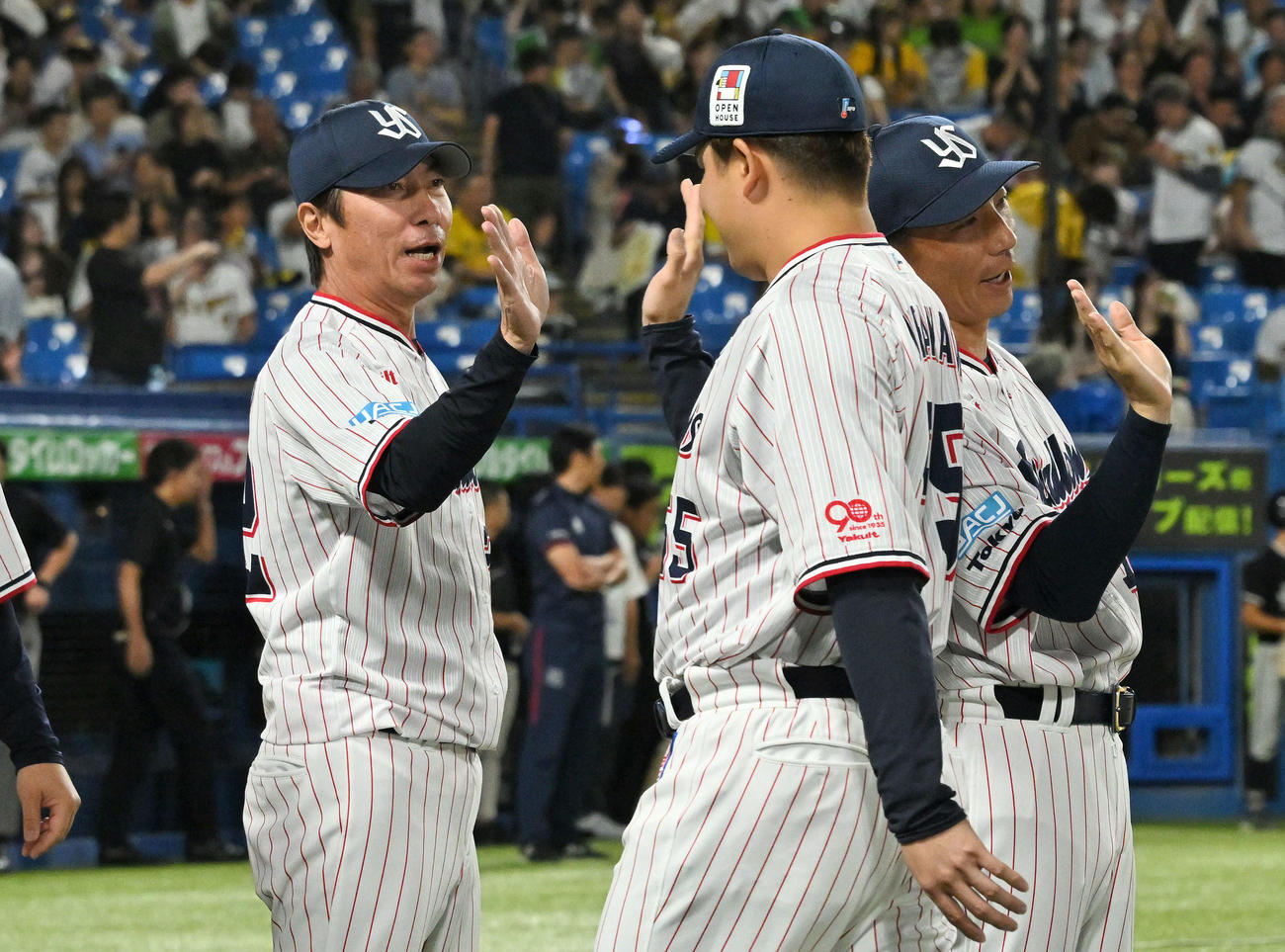 ヤクルト対阪神　試合後、ヤクルト高津監督（左）は村上（中央）とタッチを交わす（撮影・滝沢徹郎）