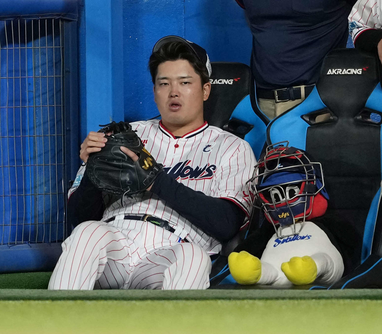 ヤクルト対阪神　ヤクルト対阪神　つば九郎のぬいぐるみとヤクルト村上（撮影・井上学）