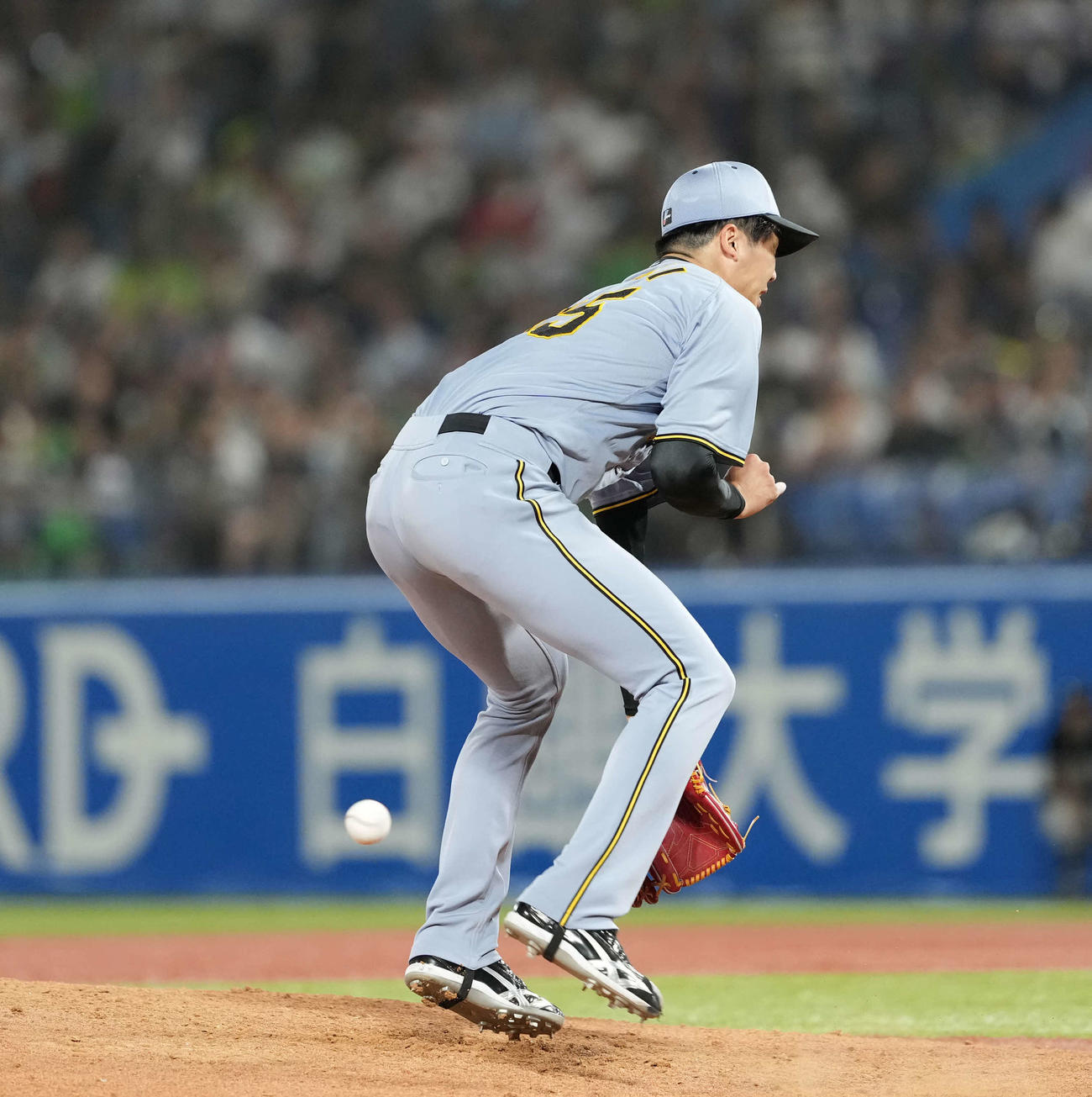 ヤクルト対阪神　6回裏ヤクルト無死二塁、北村恵吾の打球を受ける才木（撮影・井上学）