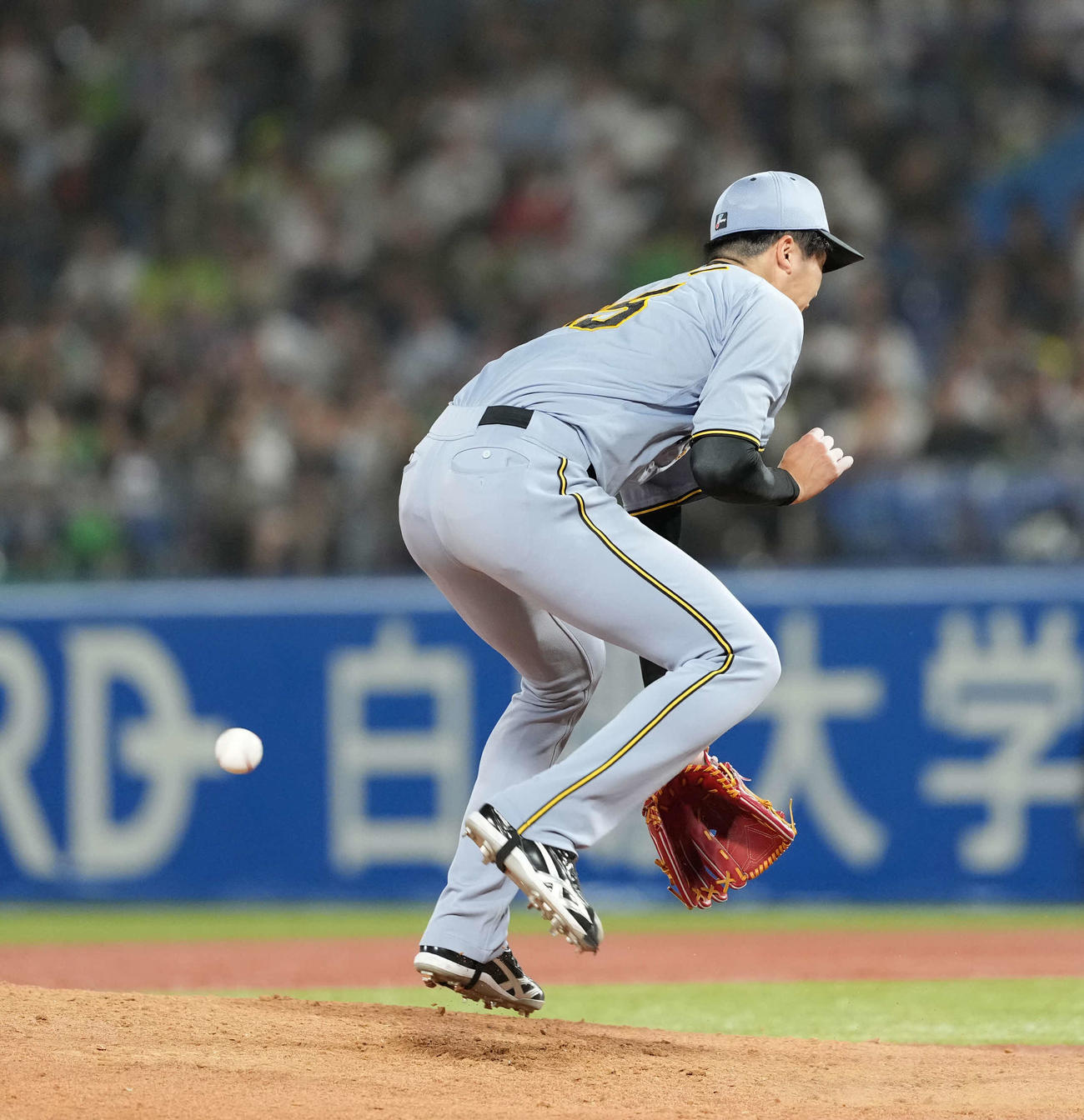 ヤクルト対阪神　6回裏ヤクルト無死二塁、北村恵吾の打球を受ける才木（撮影・井上学）