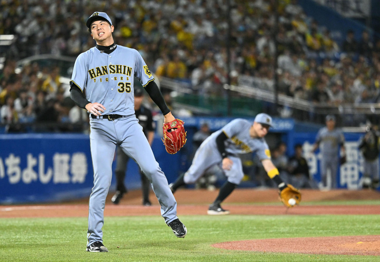 ヤクルト対阪神　6回裏ヤクルト無死二塁、北村恵の打球が当たり厳しい表情の才木（手前）（撮影・滝沢徹郎）