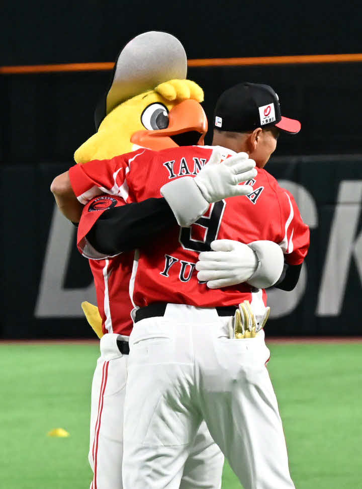 ソフトバンク対オリックス　試合前、柳田（手前）はハリーホークとハグを交わす（撮影・林敢治）