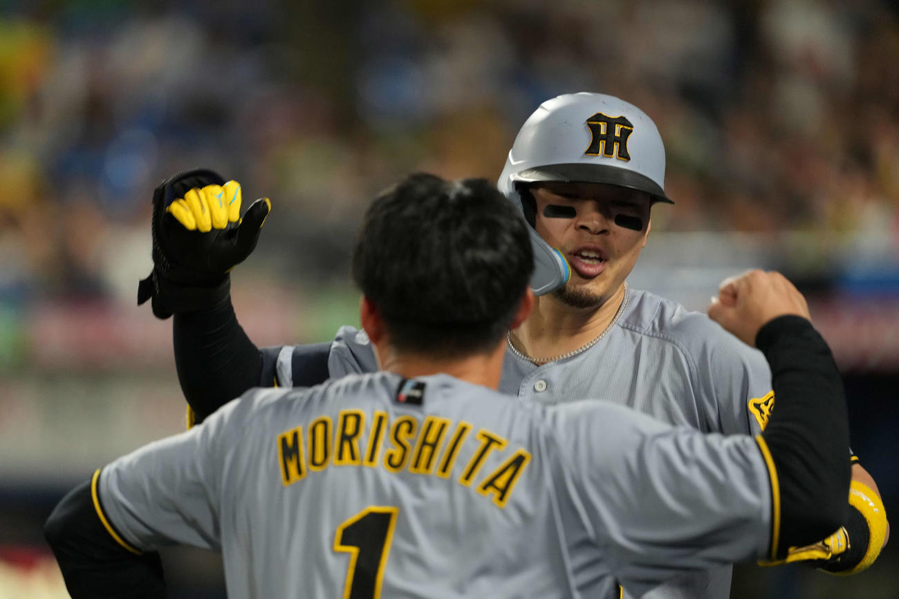 ヤクルト対阪神　左越え本塁打を放った佐藤輝（奥）は森下とハイタッチ（撮影・井上学）