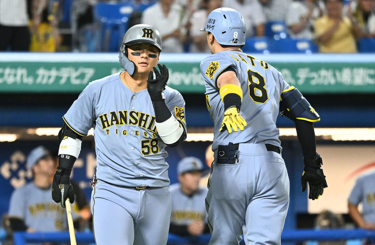 ヤクルト対阪神　2回表阪神無死、先制ソロ本塁打を放った佐藤輝（右）とタッチを交わす前川（撮影・滝沢徹郎）