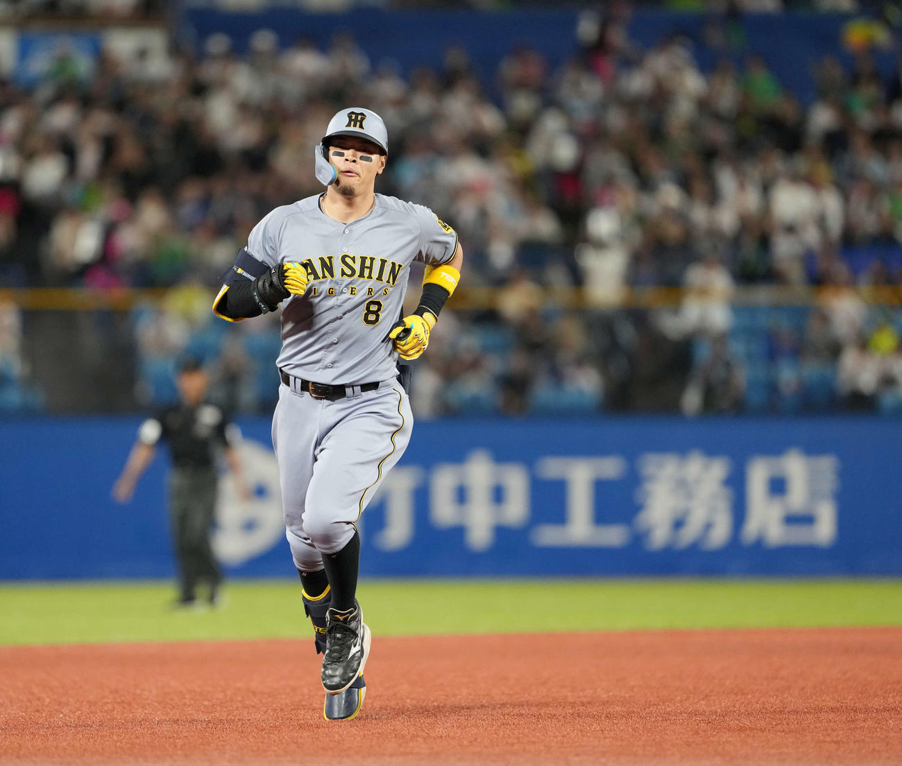 ヤクルト対阪神　2回表阪神無死、左越え本塁打を放ちベースを回る佐藤輝（撮影・井上学）
