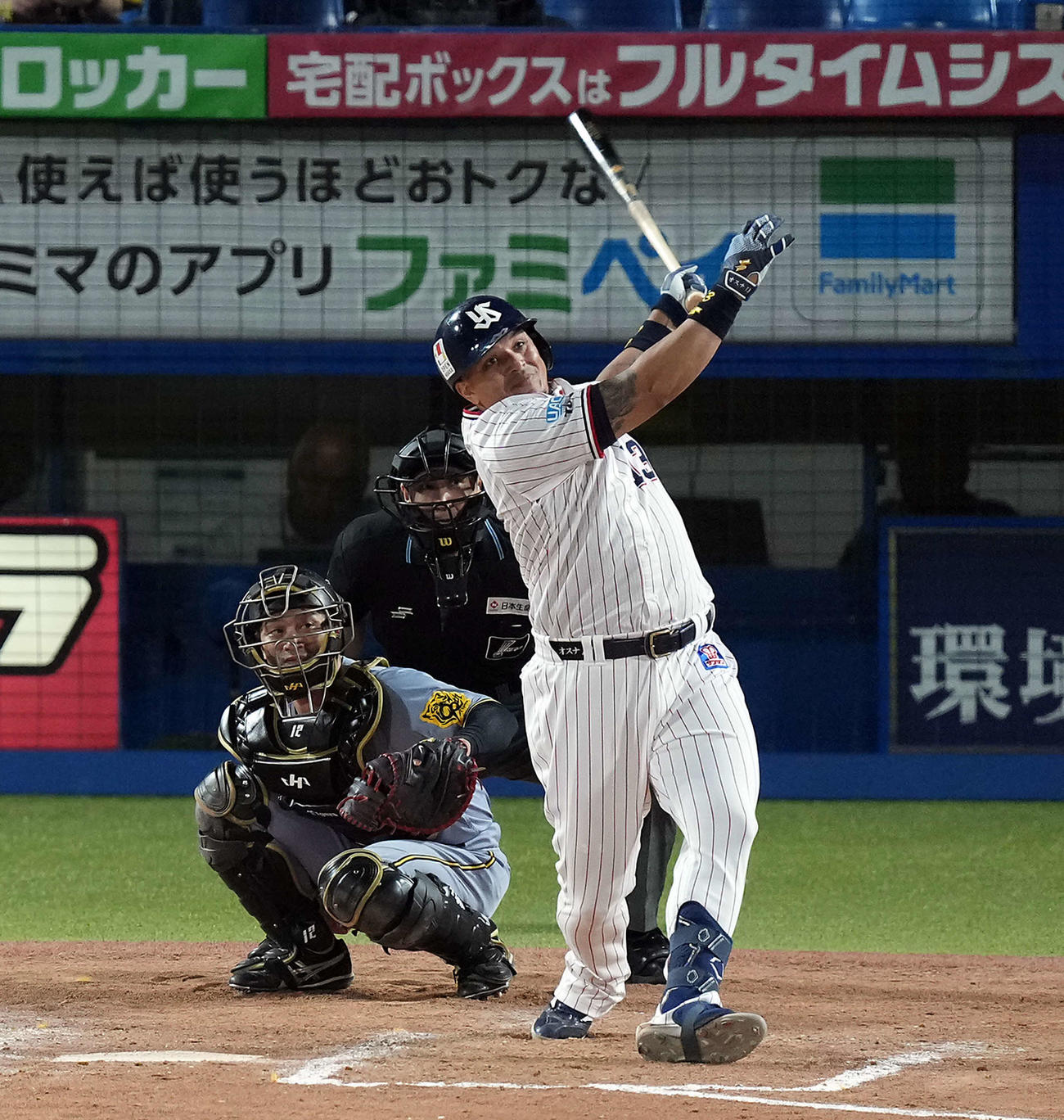 ヤクルト対阪神　8回うらヤクルト2死、勝ち越しのソロ本塁打を放つオスナ（撮影・たえ見朱実）