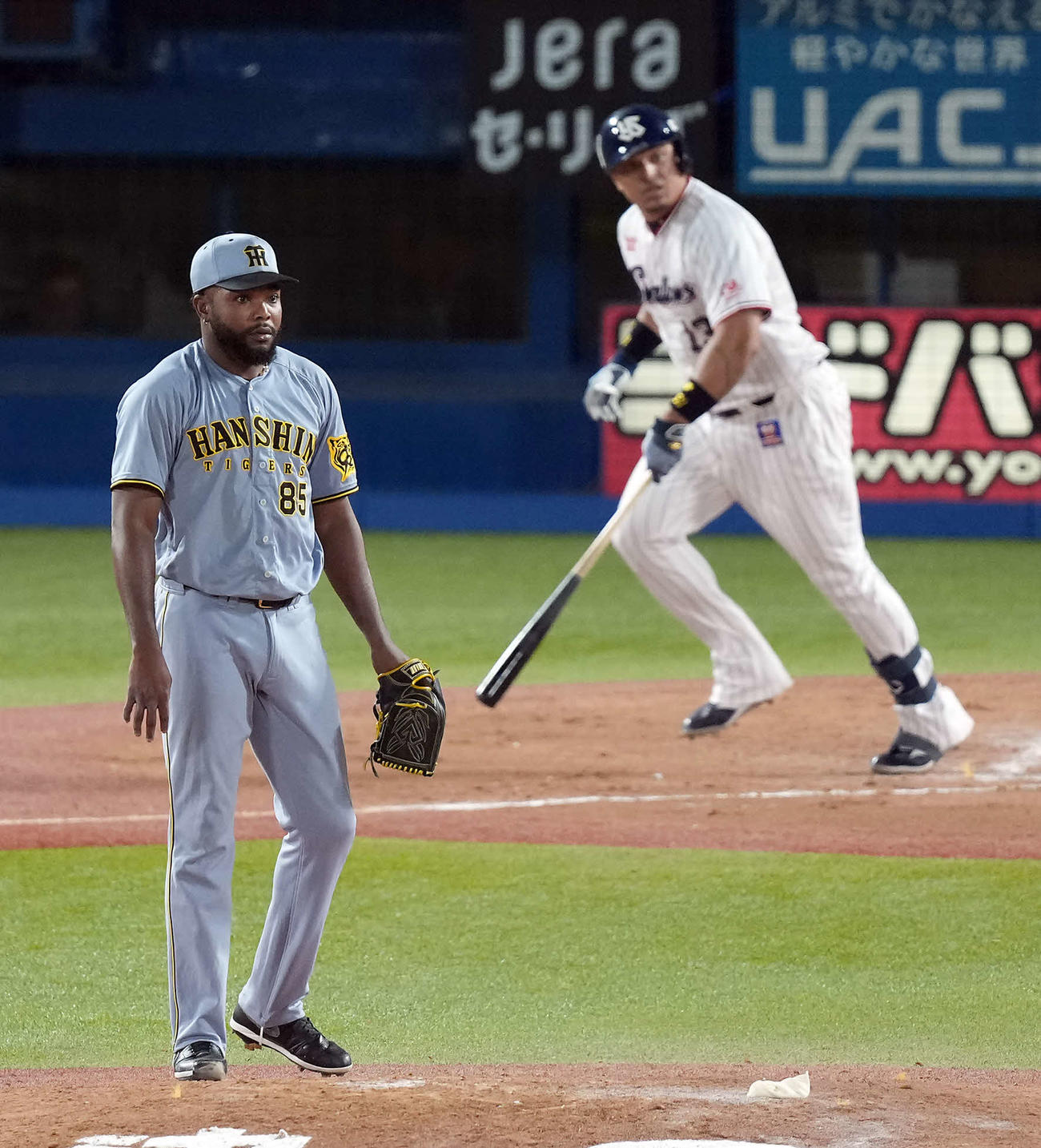 ヤクルト対阪神　8回裏ヤクルト2死、オスナに勝ち越しのソロ本塁打を浴びるドリス（撮影・たえ見朱実）