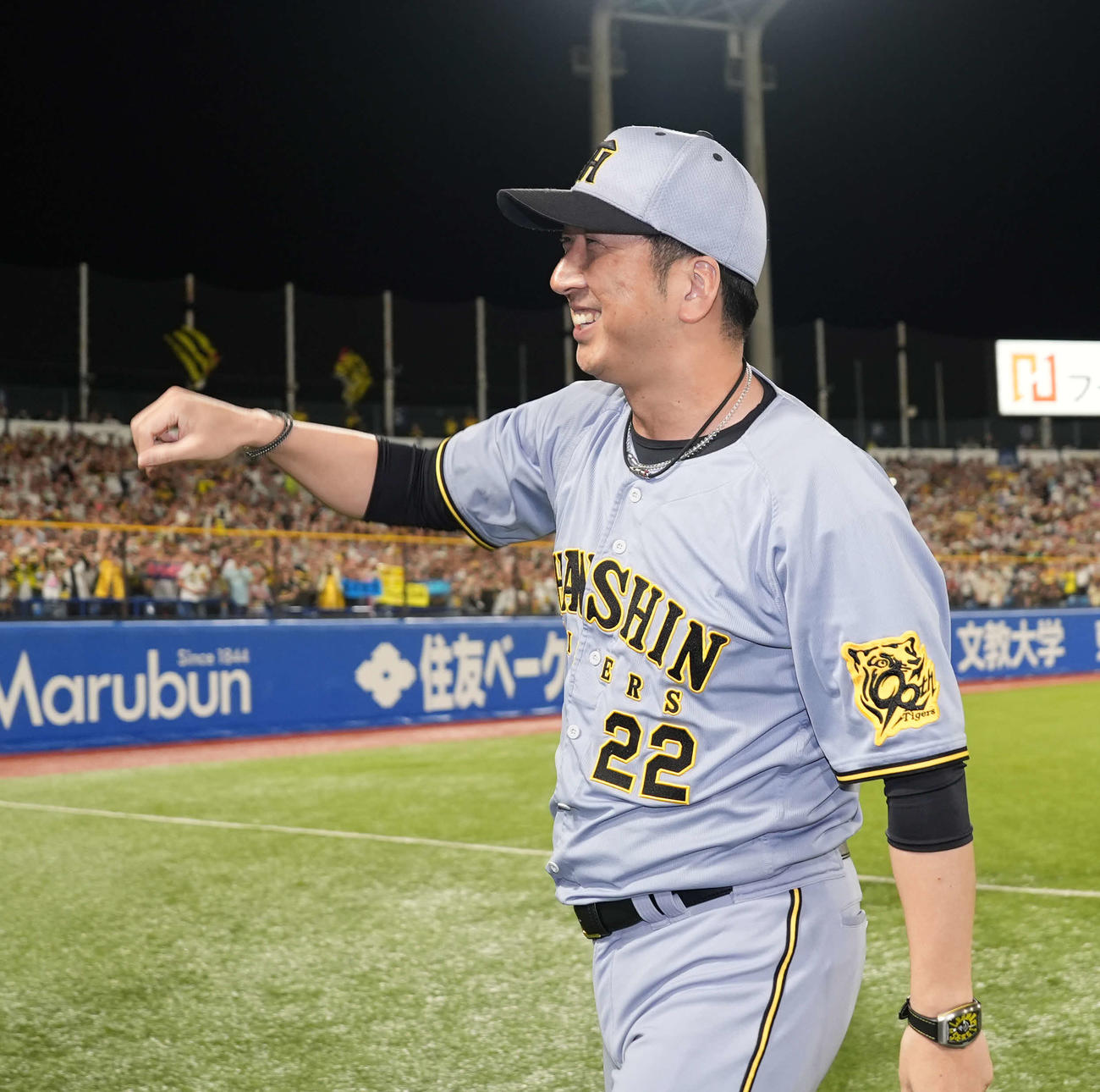 ヤクルト対阪神　スタンドの声援に応える阪神藤川監督（手前）（撮影・井上学）