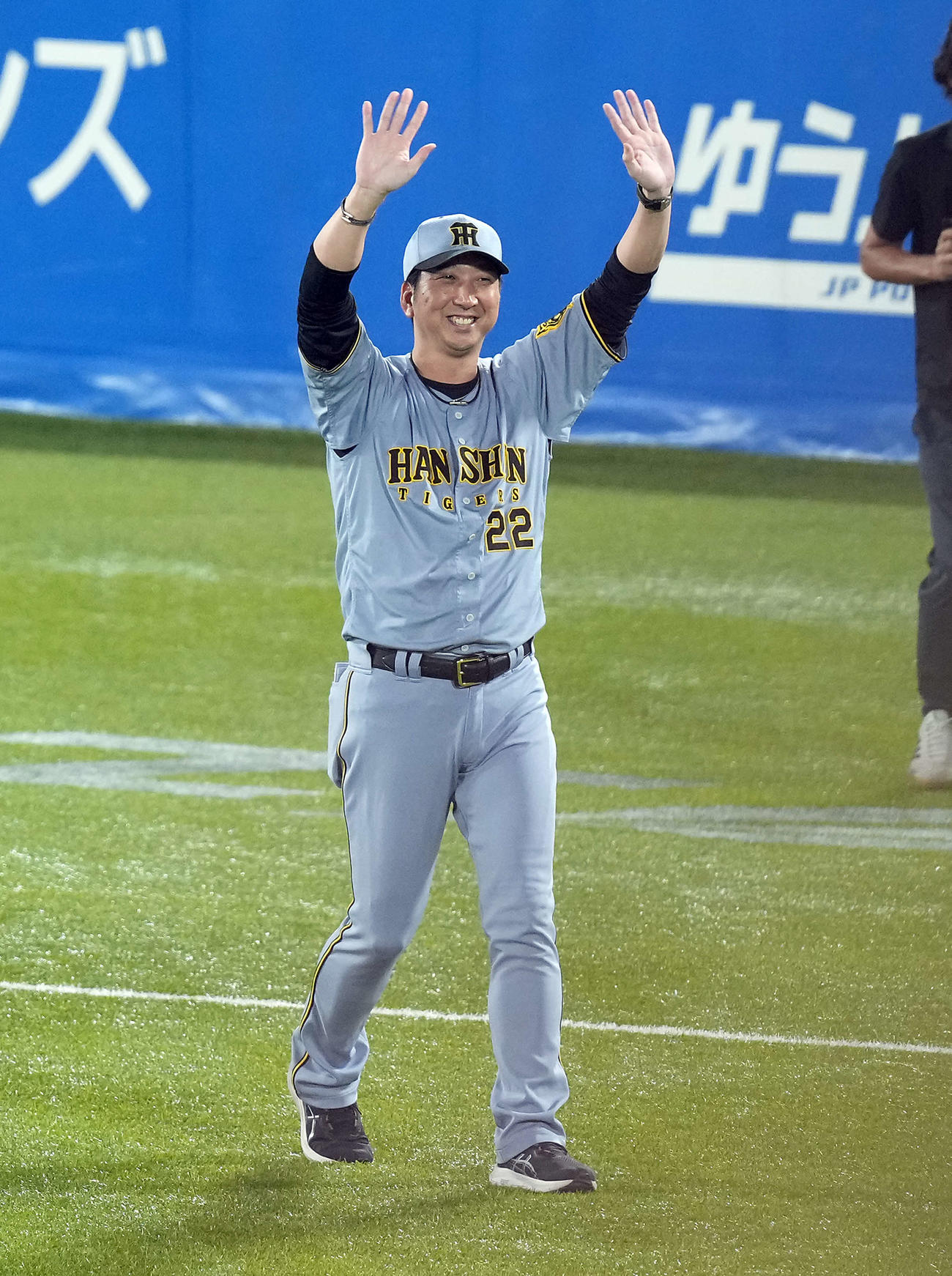 ヤクルト対阪神　神宮球場での最終戦を終えファンにあいさつをする阪神藤川監督（撮影・たえ見朱実）