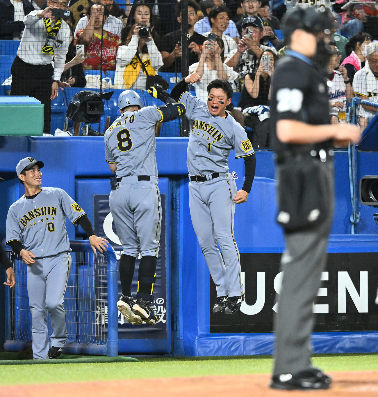 ヤクルト対阪神　2回表阪神無死、先制ソロ本塁打を放った佐藤輝（中央）とタッチを交わす森下（撮影・滝沢徹郎）