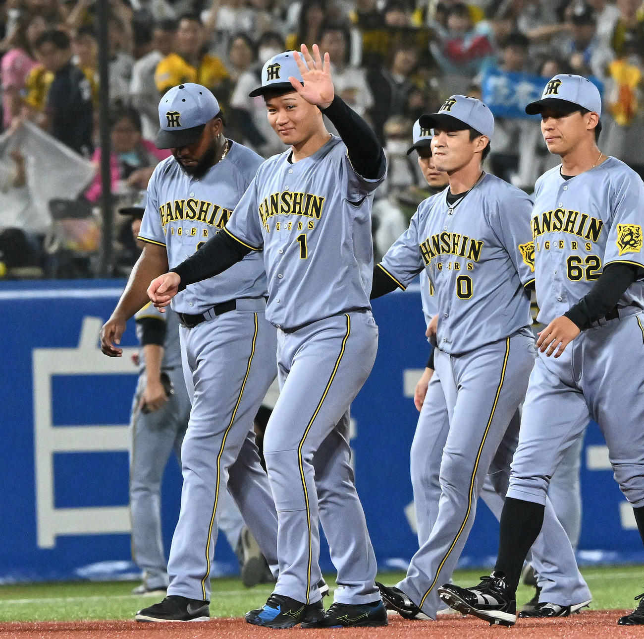 ヤクルト対阪神　試合後、神宮球場のファンにあいさつする阪神森下（中央）（撮影・滝沢徹郎）