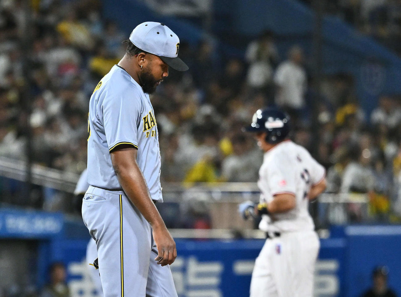 ヤクルト対阪神　8回裏ヤクルト2死、オスナ（後方）にソロ本塁打を許すドリス（撮影・滝沢徹郎）