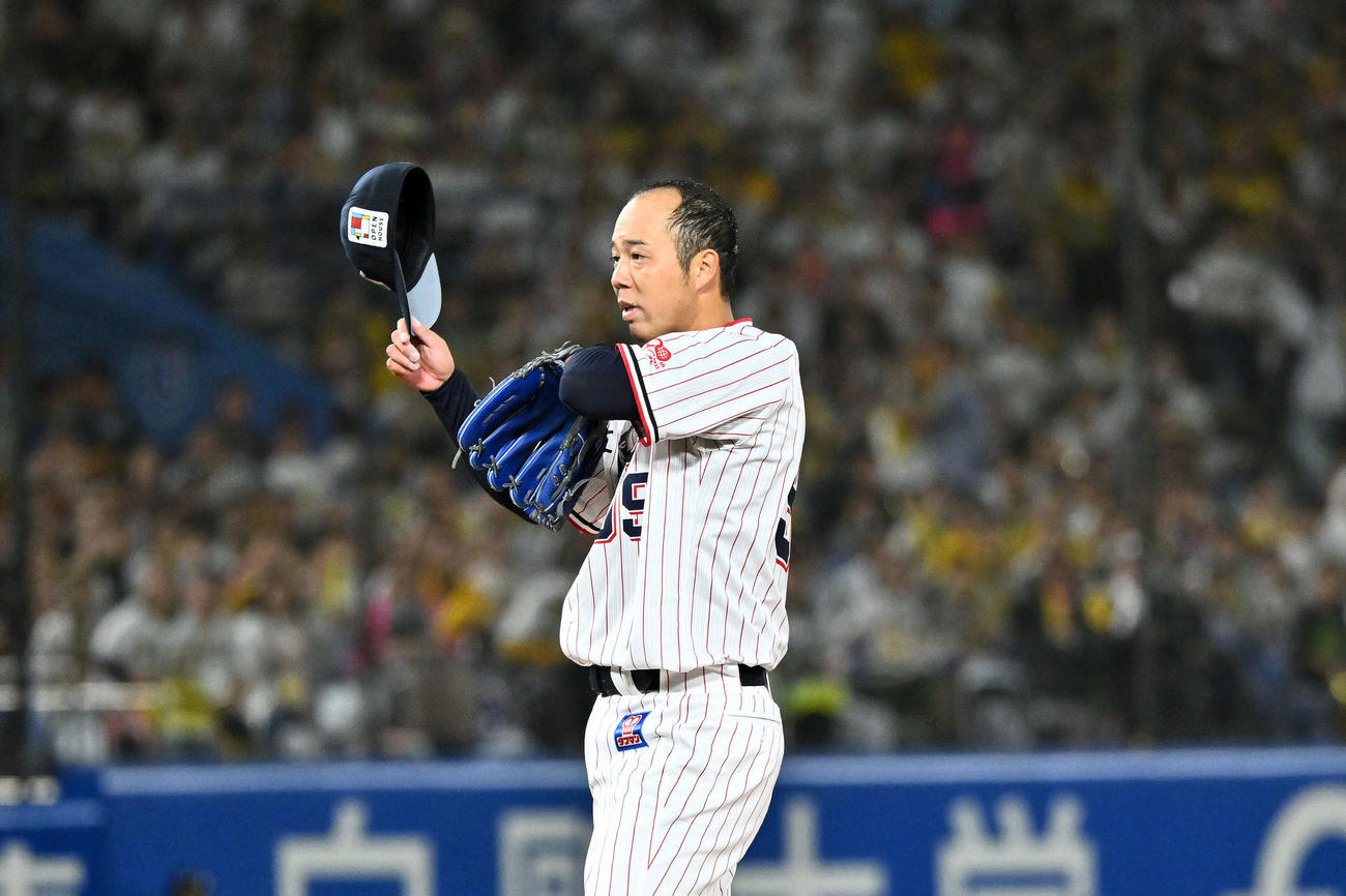 ヤクルト対阪神　4回表阪神1死二塁、小幡に死球を与え帽子を脱ぐ青柳（撮影・滝沢徹郎）