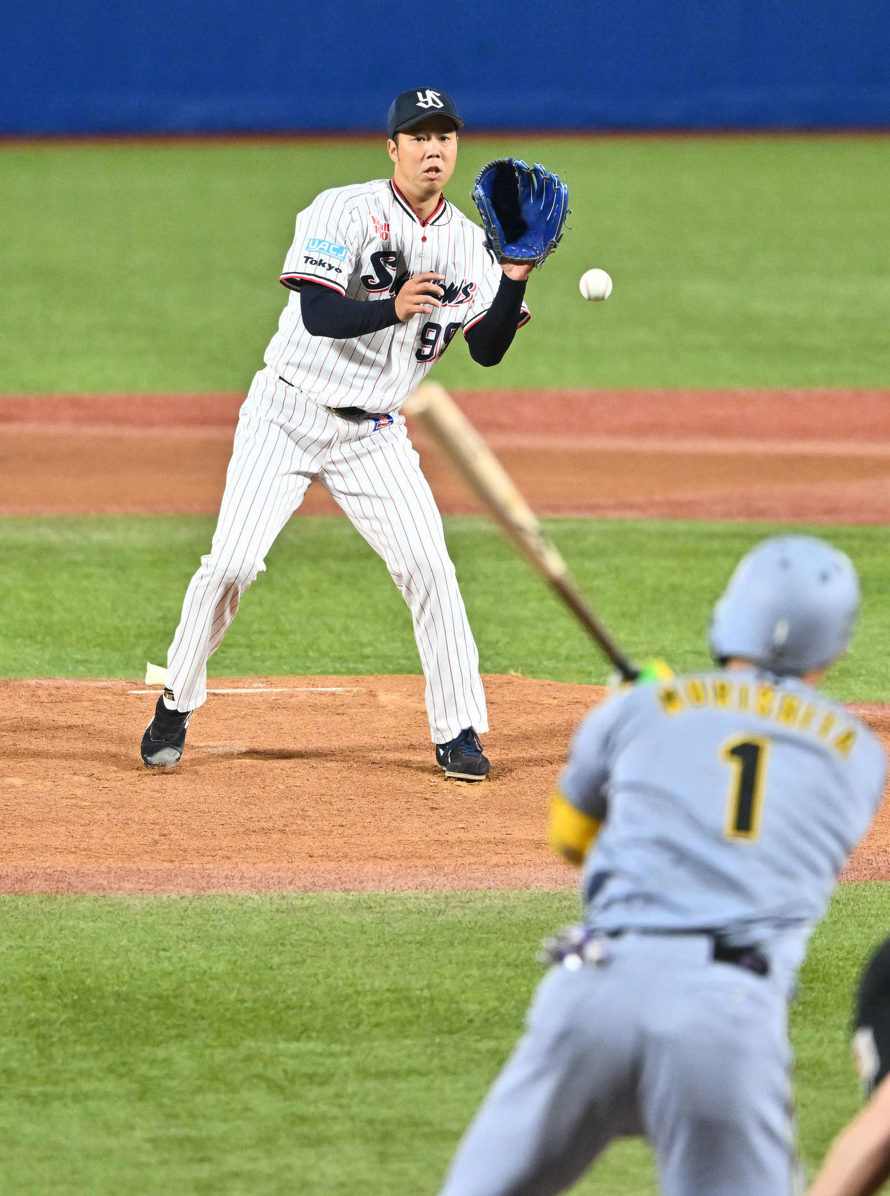 ヤクルト対阪神　1回表阪神1死一塁、青柳は森下を併殺打に打ち取る（撮影・滝沢徹郎）