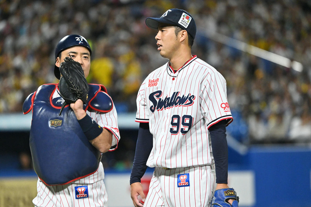 ヤクルト対阪神　2回表を投げ終えたヤクルト先発の青柳（右）は中村悠と引き揚げる（撮影・滝沢徹郎）