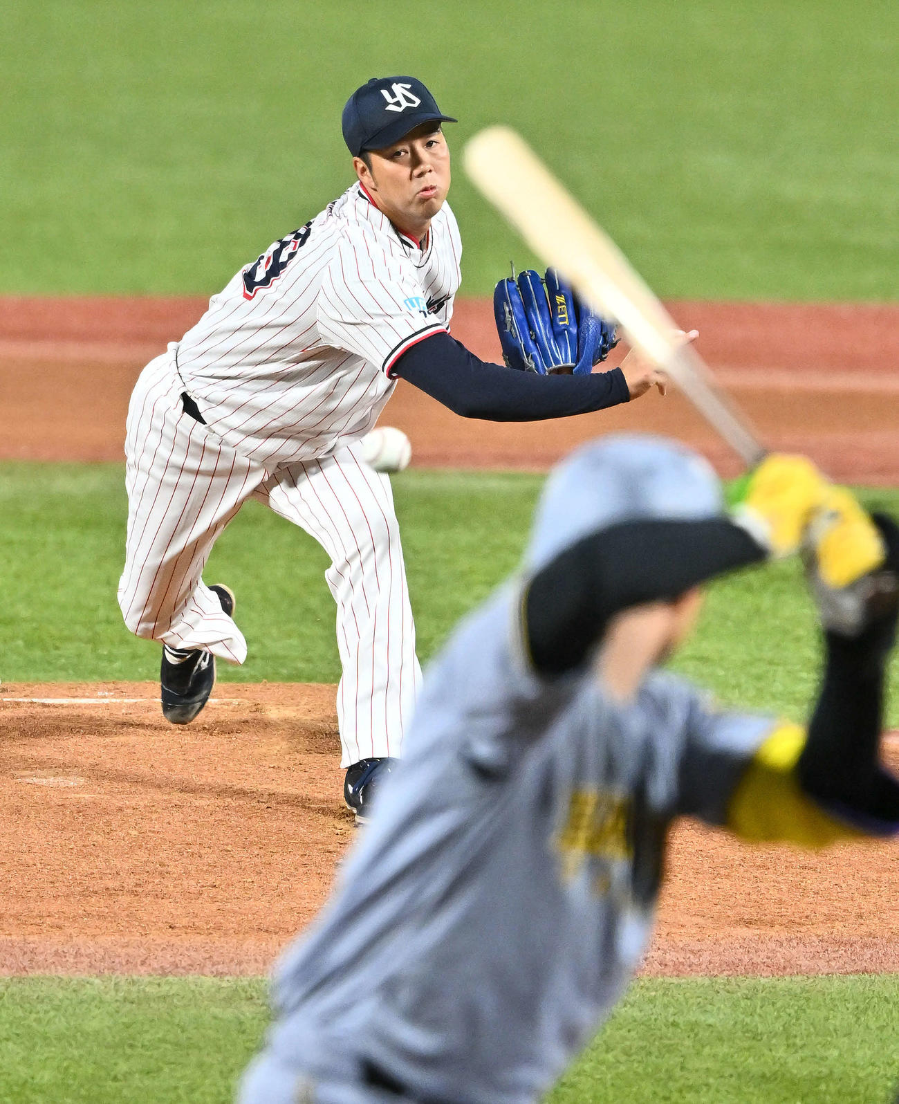 ヤクルト対阪神　1回表阪神1死一塁、青柳は森下に投球する（撮影・滝沢徹郎）